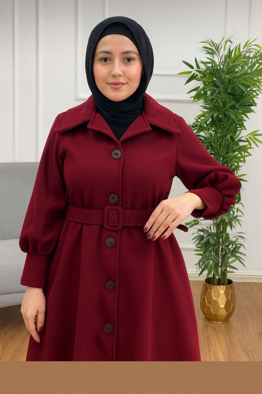 معطف شتوي محتشم أنيق، بخامة دافئة وتصميم عملي مع حزام على الخصر لإطلالة أنثوية مميزة.
