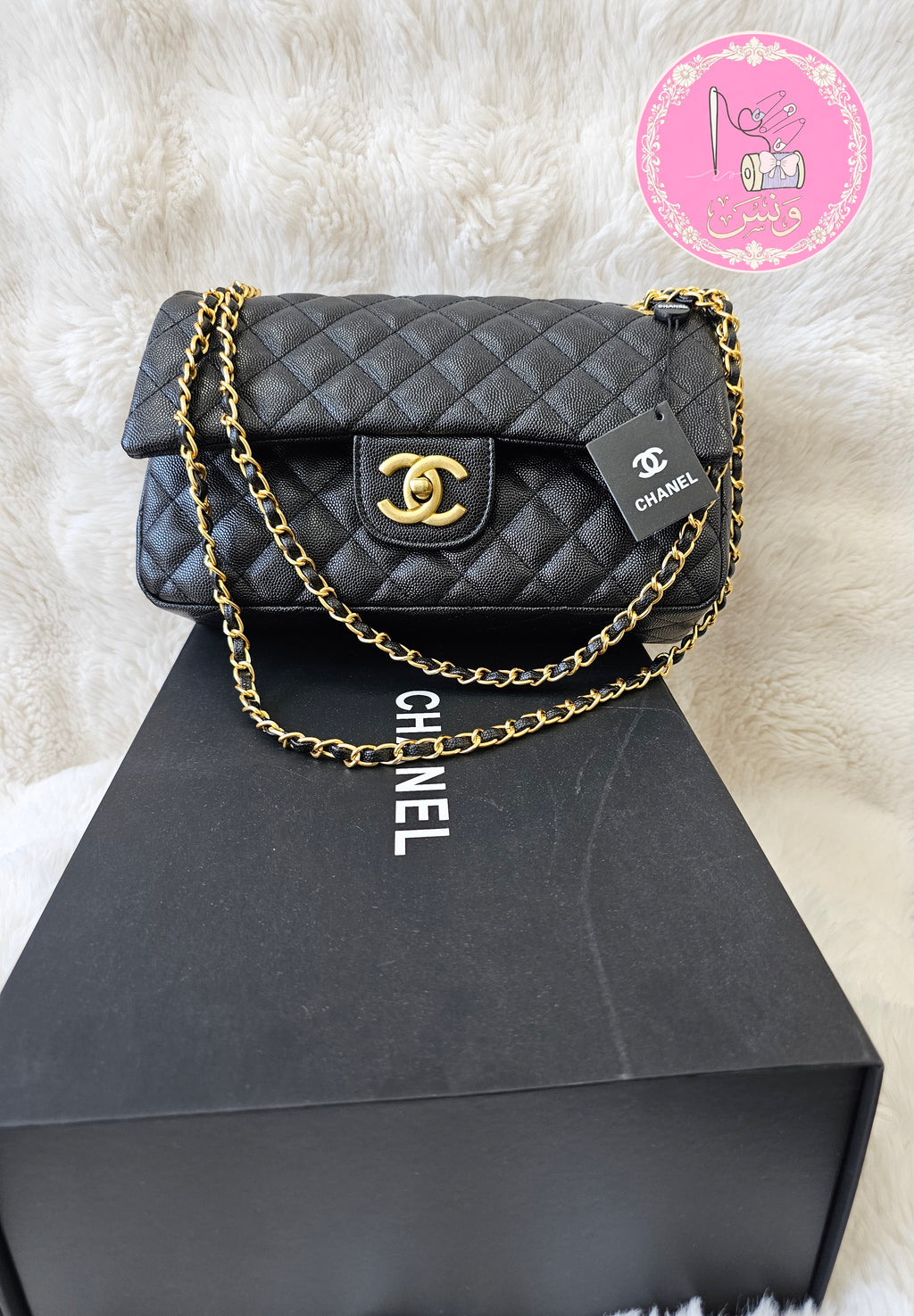 حقيبة كلاسيك بالغطاء - جلد كافيار أسود مع إكسسوارات ذهبية فاخرة
(Chanel Classic Flap Bag - Black Caviar Leather with Gold-Tone Hardware)