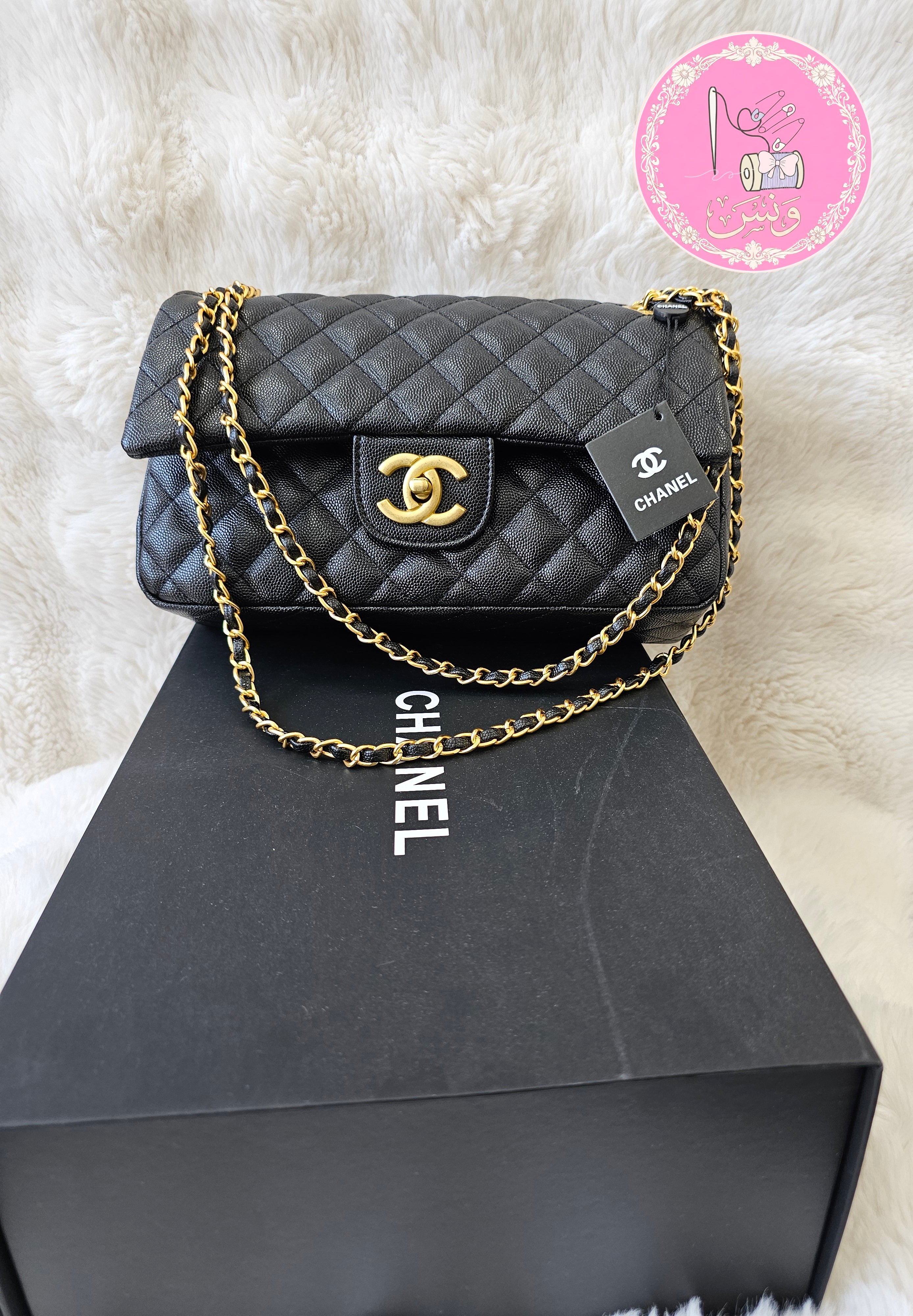 حقيبة كلاسيك بالغطاء - جلد كافيار أسود مع إكسسوارات ذهبية فاخرة
(Chanel Classic Flap Bag - Black Caviar Leather with Gold-Tone Hardware)