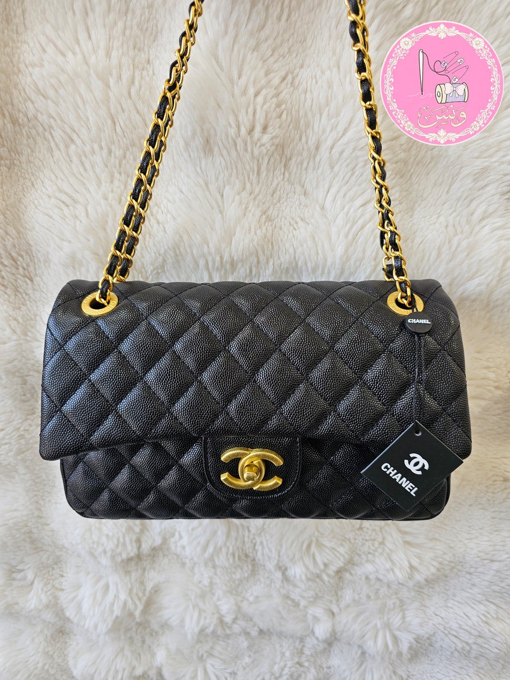 حقيبة كلاسيك بالغطاء - جلد كافيار أسود مع إكسسوارات ذهبية فاخرة
(Chanel Classic Flap Bag - Black Caviar Leather with Gold-Tone Hardware)