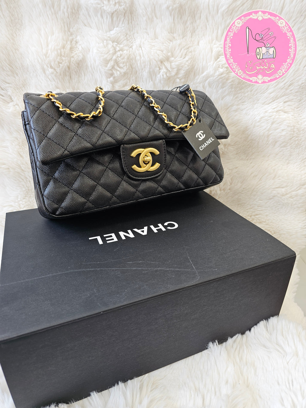 حقيبة كلاسيك بالغطاء - جلد كافيار أسود مع إكسسوارات ذهبية فاخرة
(Chanel Classic Flap Bag - Black Caviar Leather with Gold-Tone Hardware)