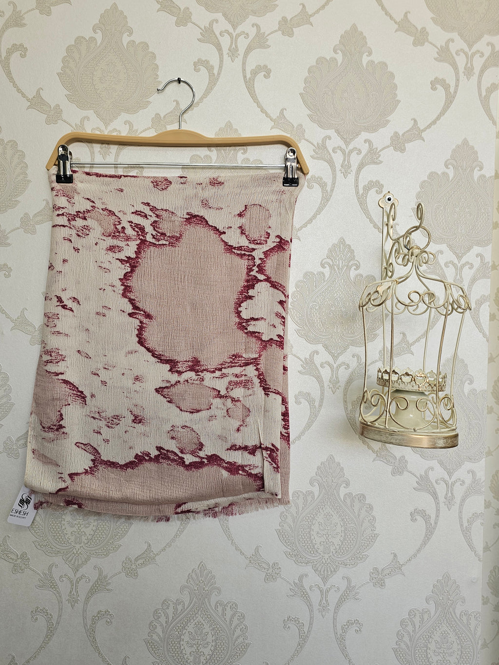 (Marble Pattern Scarf )                        أضيفي لمسة من الرقي والأناقة الفنية لإطلالتك مع هذه الطرحة المميزة بتصميمها التجريدي . قطعة تجمع بين الفخامة والعملية، ومصممة لتمنحك مظهراً جذاباً يناسب مختلف أوقاتك.