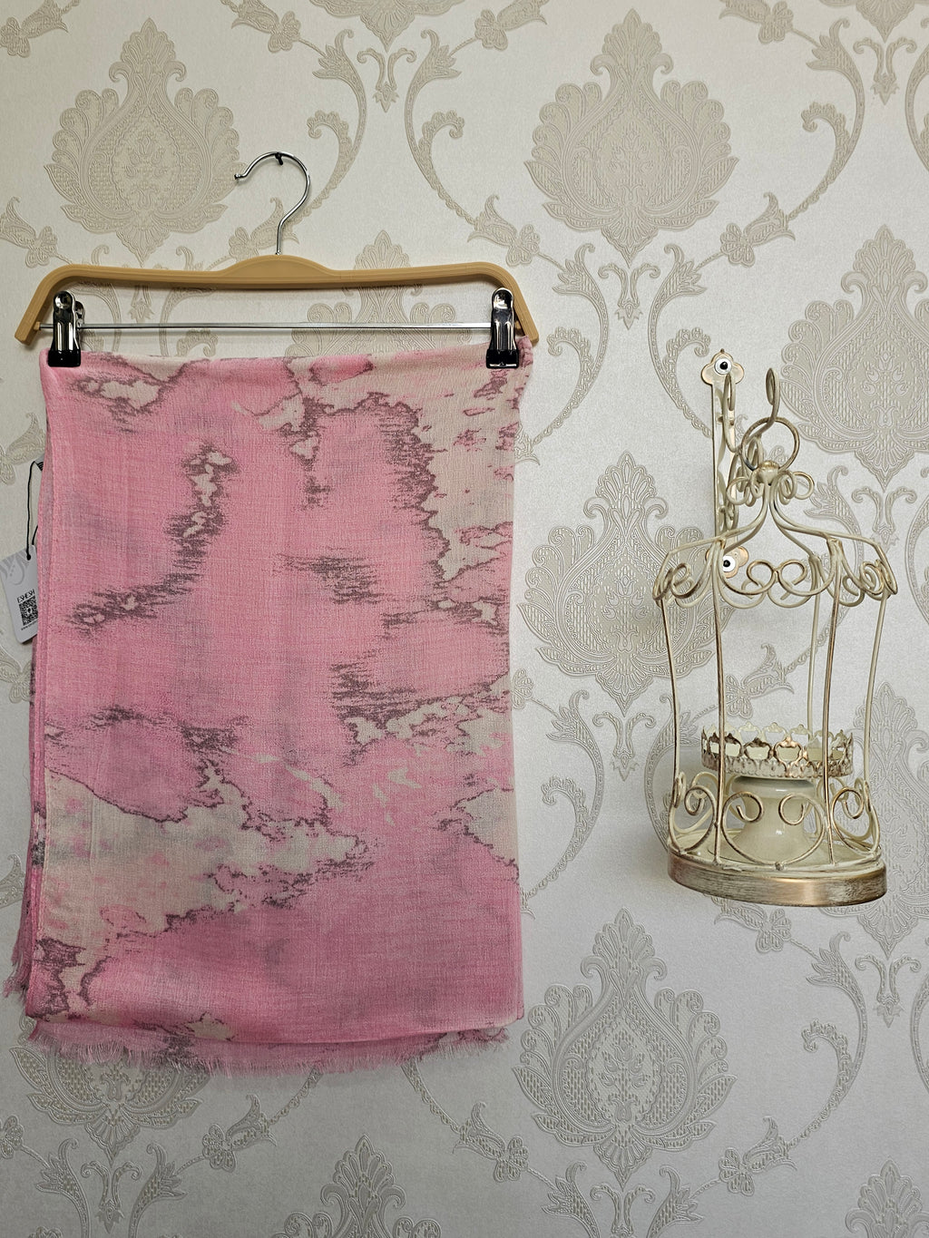 (Marble Pattern Scarf )                        أضيفي لمسة من الرقي والأناقة الفنية لإطلالتك مع هذه الطرحة المميزة بتصميمها التجريدي . قطعة تجمع بين الفخامة والعملية، ومصممة لتمنحك مظهراً جذاباً يناسب مختلف أوقاتك.