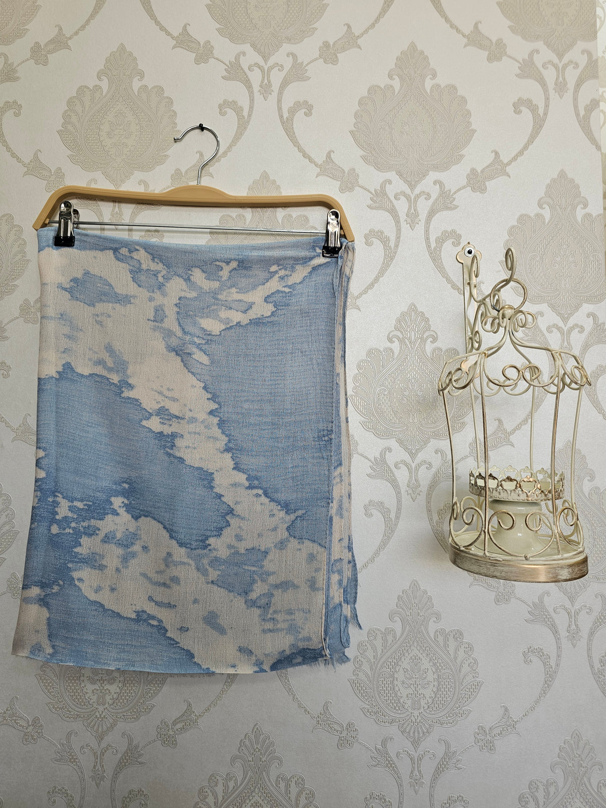 (Marble Pattern Scarf )                        أضيفي لمسة من الرقي والأناقة الفنية لإطلالتك مع هذه الطرحة المميزة بتصميمها التجريدي . قطعة تجمع بين الفخامة والعملية، ومصممة لتمنحك مظهراً جذاباً يناسب مختلف أوقاتك.