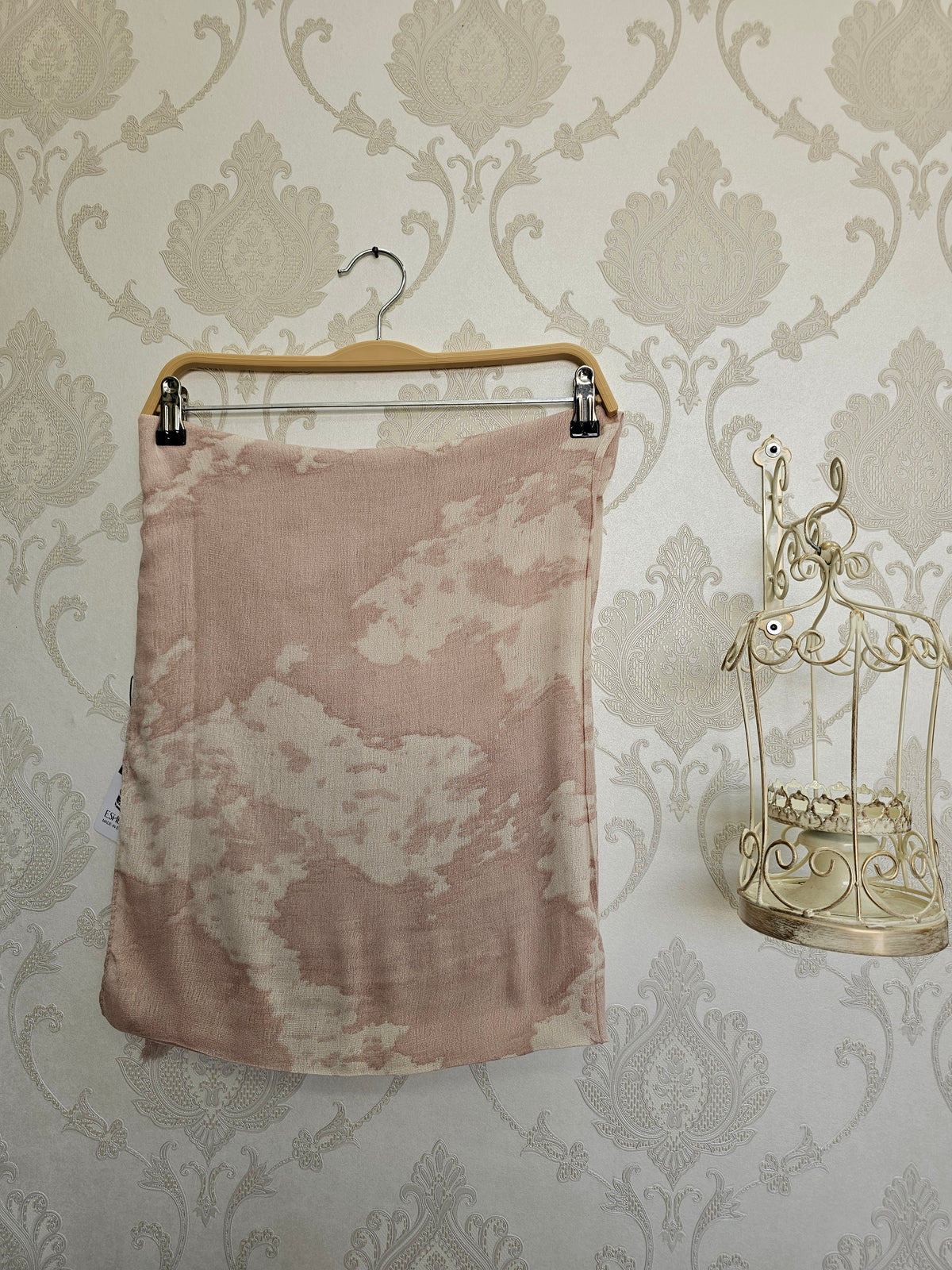 (Marble Pattern Scarf )                        أضيفي لمسة من الرقي والأناقة الفنية لإطلالتك مع هذه الطرحة المميزة بتصميمها التجريدي . قطعة تجمع بين الفخامة والعملية، ومصممة لتمنحك مظهراً جذاباً يناسب مختلف أوقاتك.