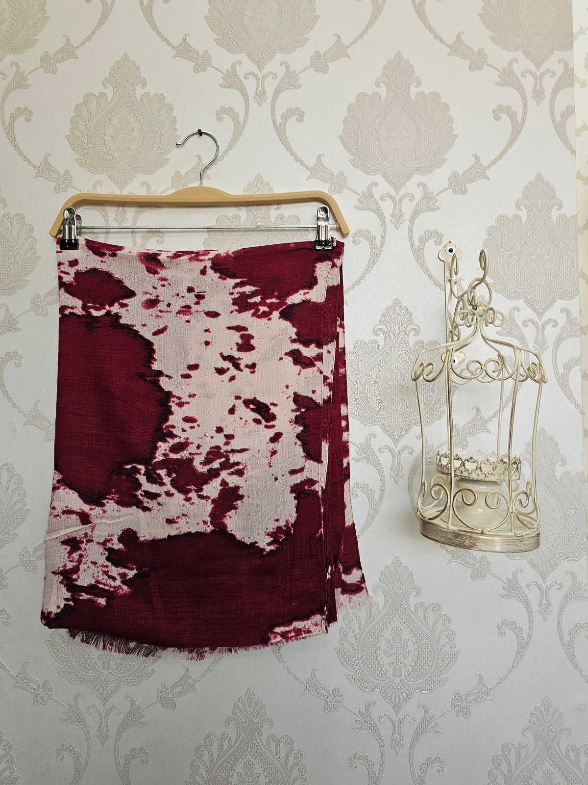 (Marble Pattern Scarf )                        أضيفي لمسة من الرقي والأناقة الفنية لإطلالتك مع هذه الطرحة المميزة بتصميمها التجريدي . قطعة تجمع بين الفخامة والعملية، ومصممة لتمنحك مظهراً جذاباً يناسب مختلف أوقاتك.
