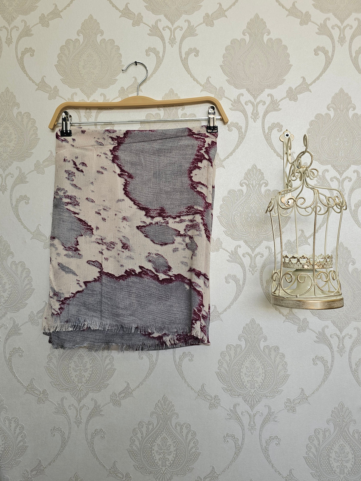 (Marble Pattern Scarf )                        أضيفي لمسة من الرقي والأناقة الفنية لإطلالتك مع هذه الطرحة المميزة بتصميمها التجريدي . قطعة تجمع بين الفخامة والعملية، ومصممة لتمنحك مظهراً جذاباً يناسب مختلف أوقاتك.