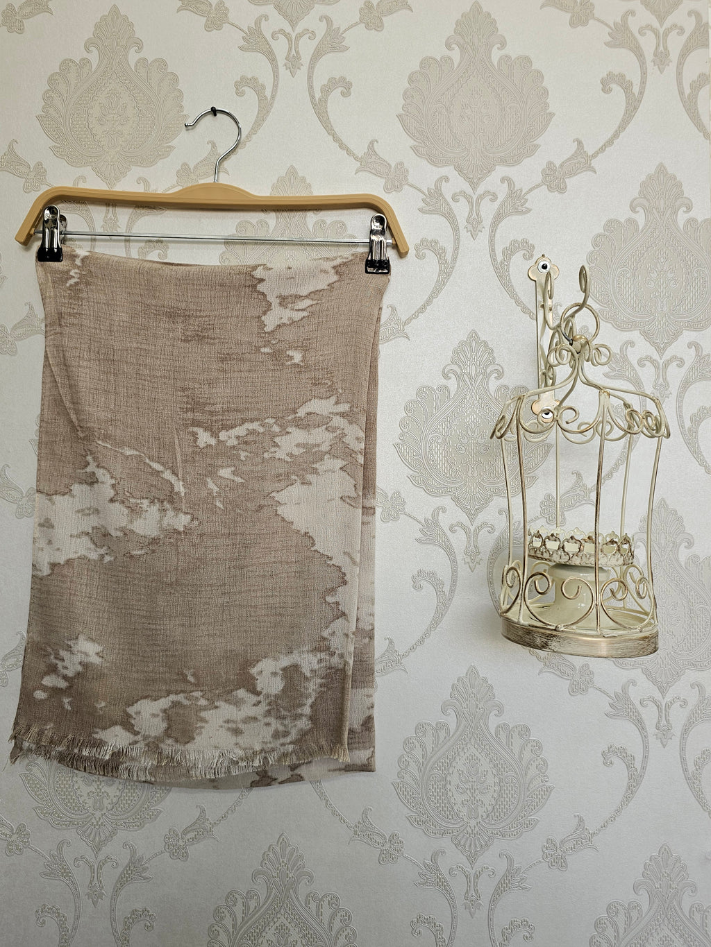 (Marble Pattern Scarf )                        أضيفي لمسة من الرقي والأناقة الفنية لإطلالتك مع هذه الطرحة المميزة بتصميمها التجريدي . قطعة تجمع بين الفخامة والعملية، ومصممة لتمنحك مظهراً جذاباً يناسب مختلف أوقاتك.