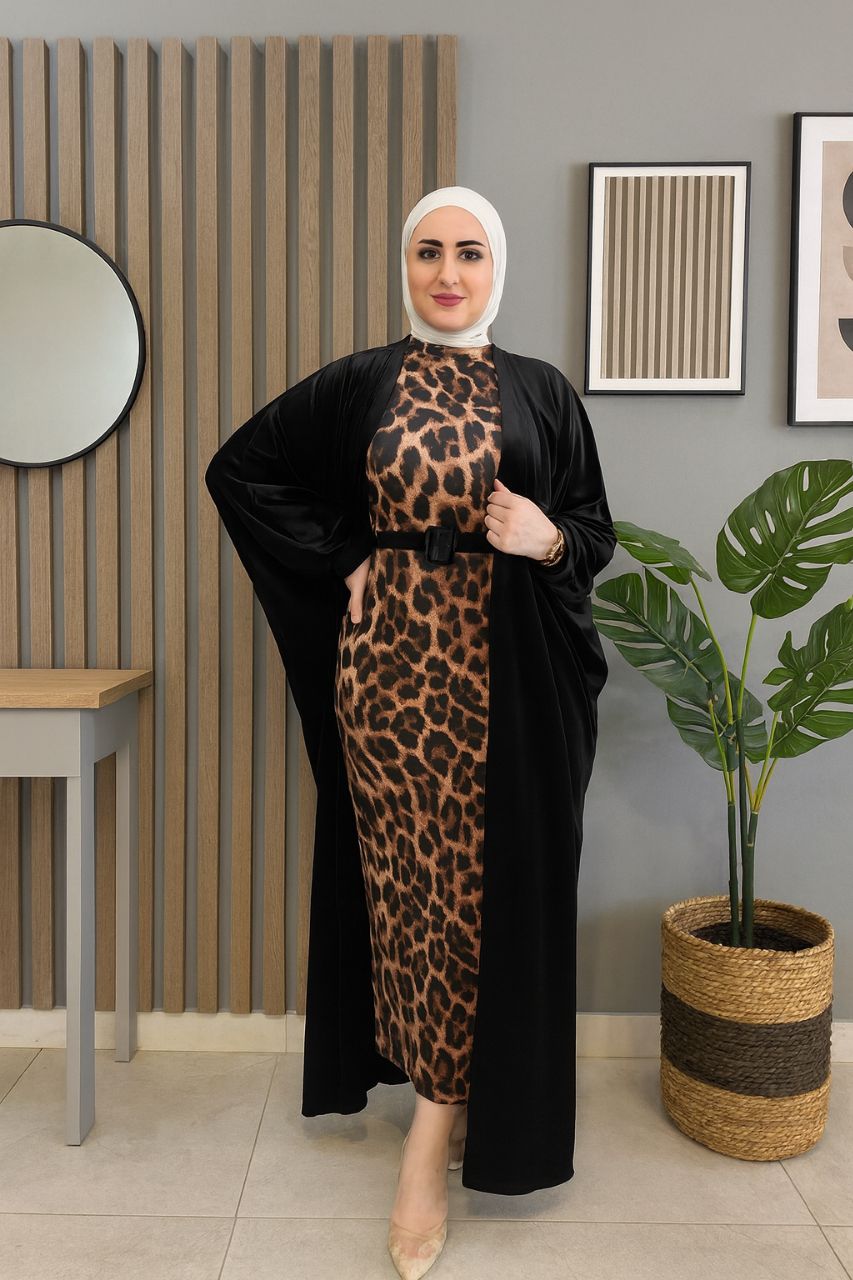 عباية مفتوحة أنيقة باللون الأسود مع فستان زيبرا – إطلالة محتشمة وعصرية