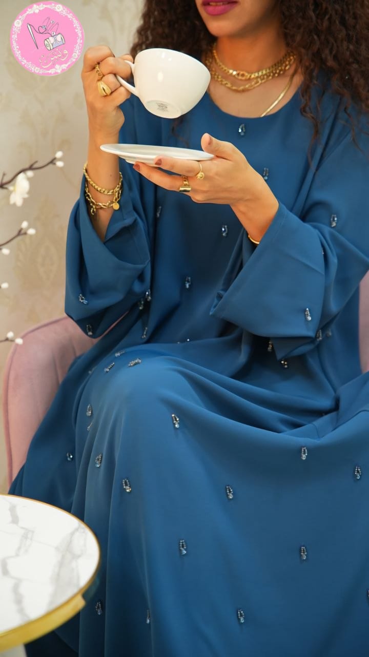 عباية كلاسيك بلمسات الكريستال والخرز الناعم – قصّة واسعة وألوان متعددة