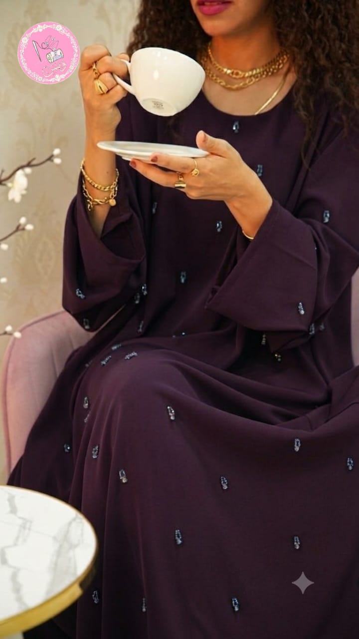 عباية كلاسيك بلمسات الكريستال والخرز الناعم – قصّة واسعة وألوان متعددة