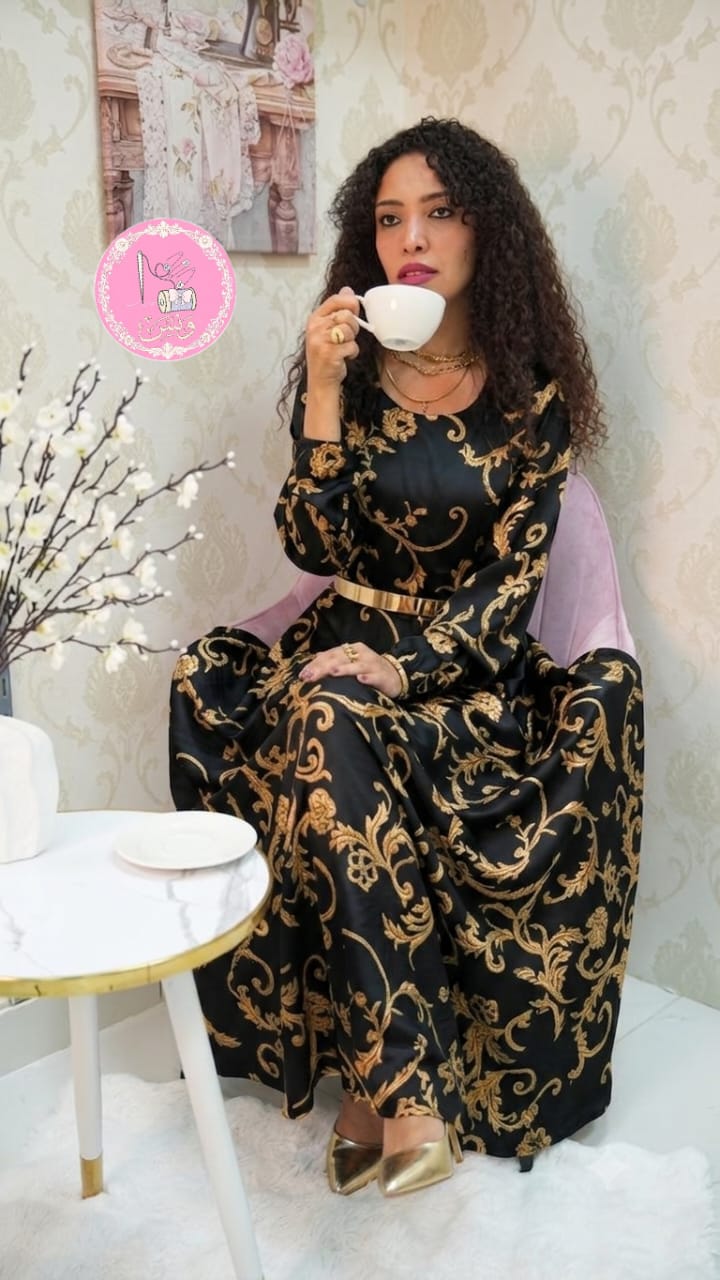 👑 فستان أنيق بطبعة الزخارف الذهبية الراقية