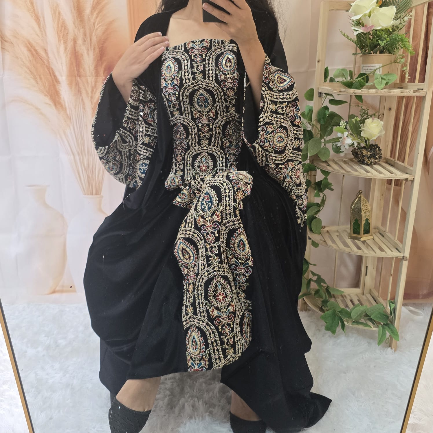 عباية سوداء أنيقة مزينة بتطريز شرقي غني بالتفاصيل على الصدر والأكمام، تمنحك إطلالة فخمة ومميزة تناسب المناسبات والسهرات الراقية