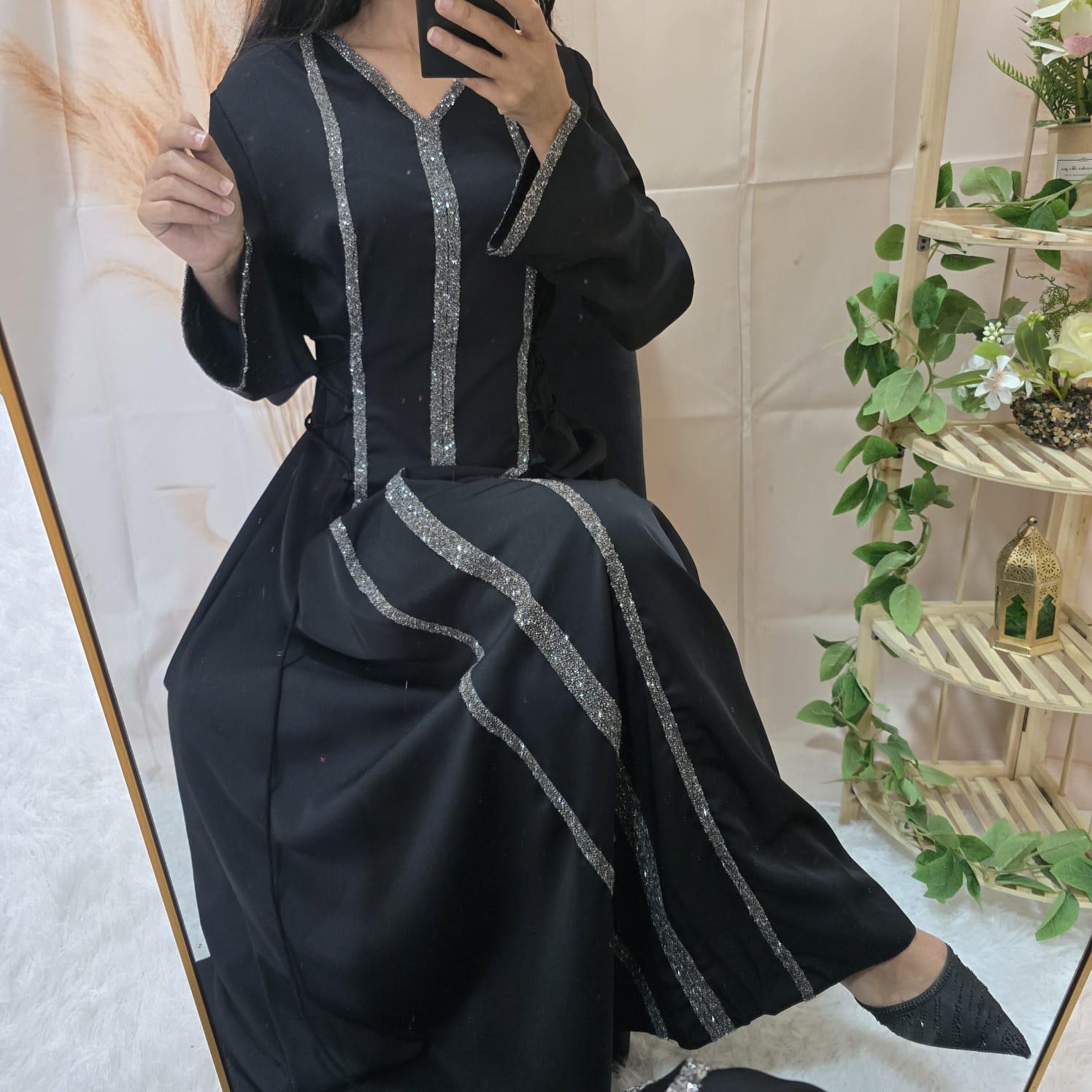 عباية سوداء بتطريز فضي لامع – تصميم عصري أنيق للمناسبات والخروج