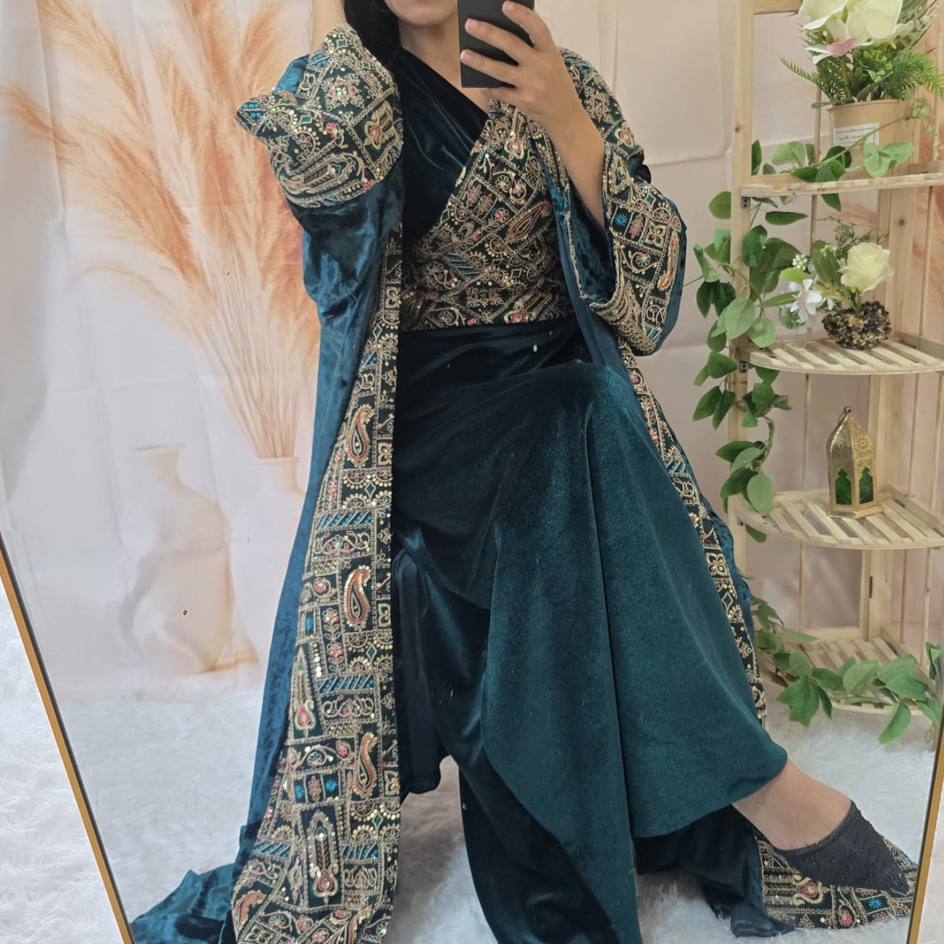 عباية مخمل مطرزة بنقشة شرقية فاخرة – لون بترولي أنيق – تصميم واسع مريح