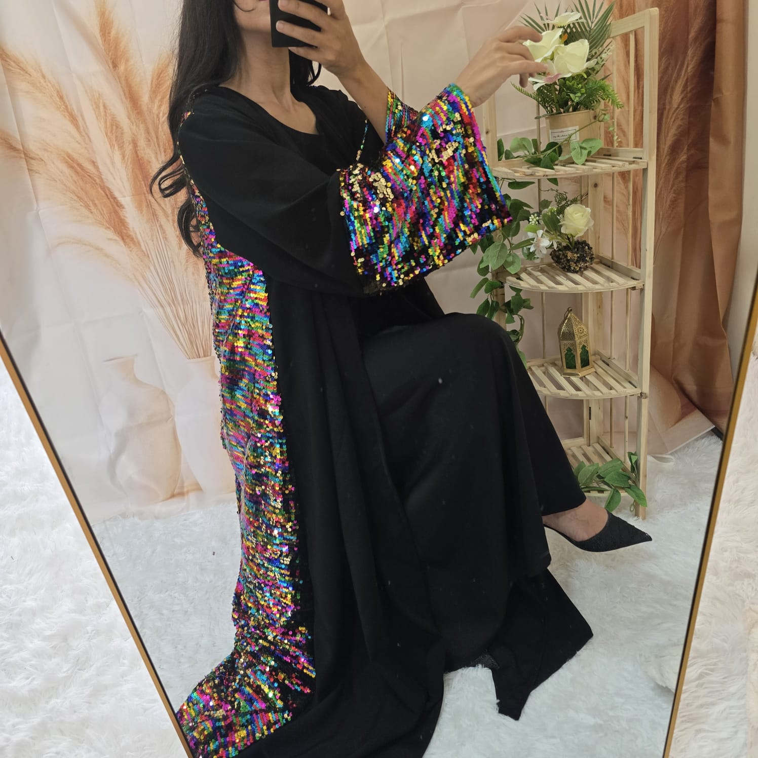 عباية سوداء أنيقة مزينة بتطريز سيكوينز ملون لامع على الجنب والأكمام، تصميم عصري يمنحك إطلالة مميزة وجذابة للسهرات والمناسبات الخاصة.