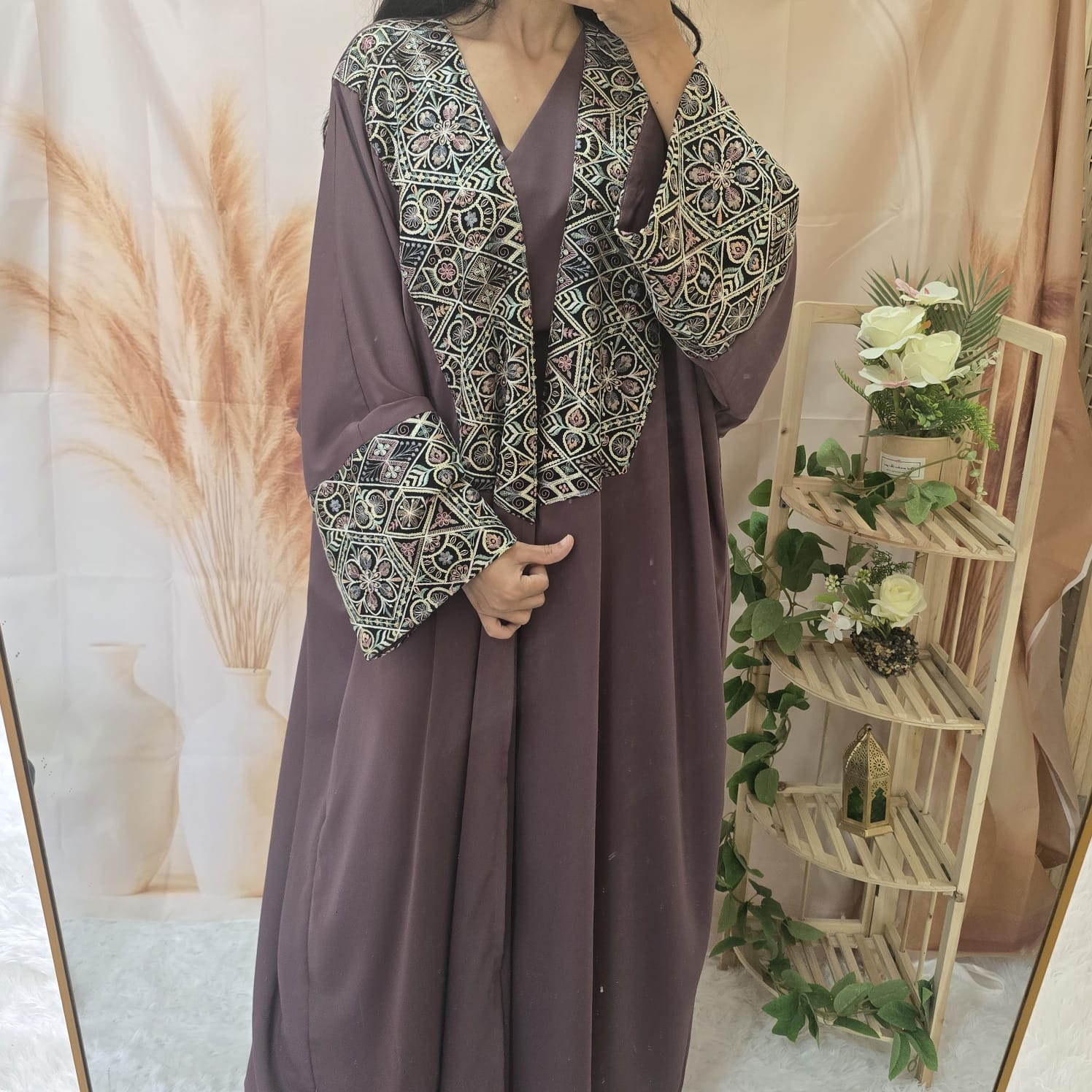 عباية موف غامق بتطريز هندسي فاخر – أناقة محتشمة بإطلالة راقية