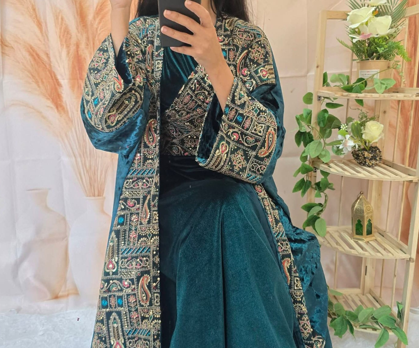 عباية مخمل مطرزة بنقشة شرقية فاخرة – لون بترولي أنيق – تصميم واسع مريح