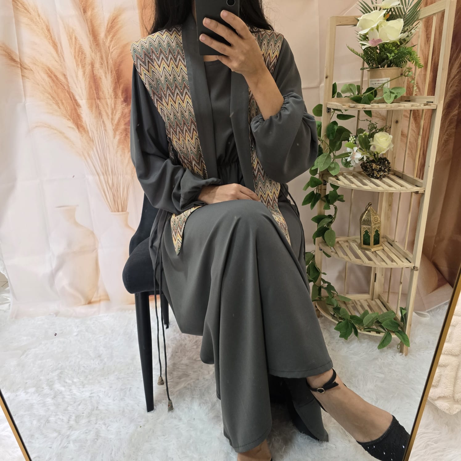 عباية رمادي غامق بشت بزخرفة هندسية – تصميم عصري أنيق للمرأة الراقية