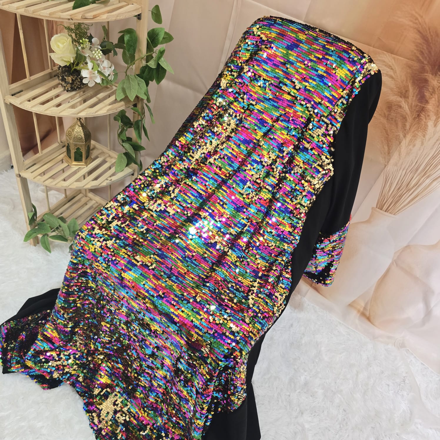 عباية سوداء أنيقة مزينة بتطريز سيكوينز ملون لامع على الجنب والأكمام، تصميم عصري يمنحك إطلالة مميزة وجذابة للسهرات والمناسبات الخاصة.