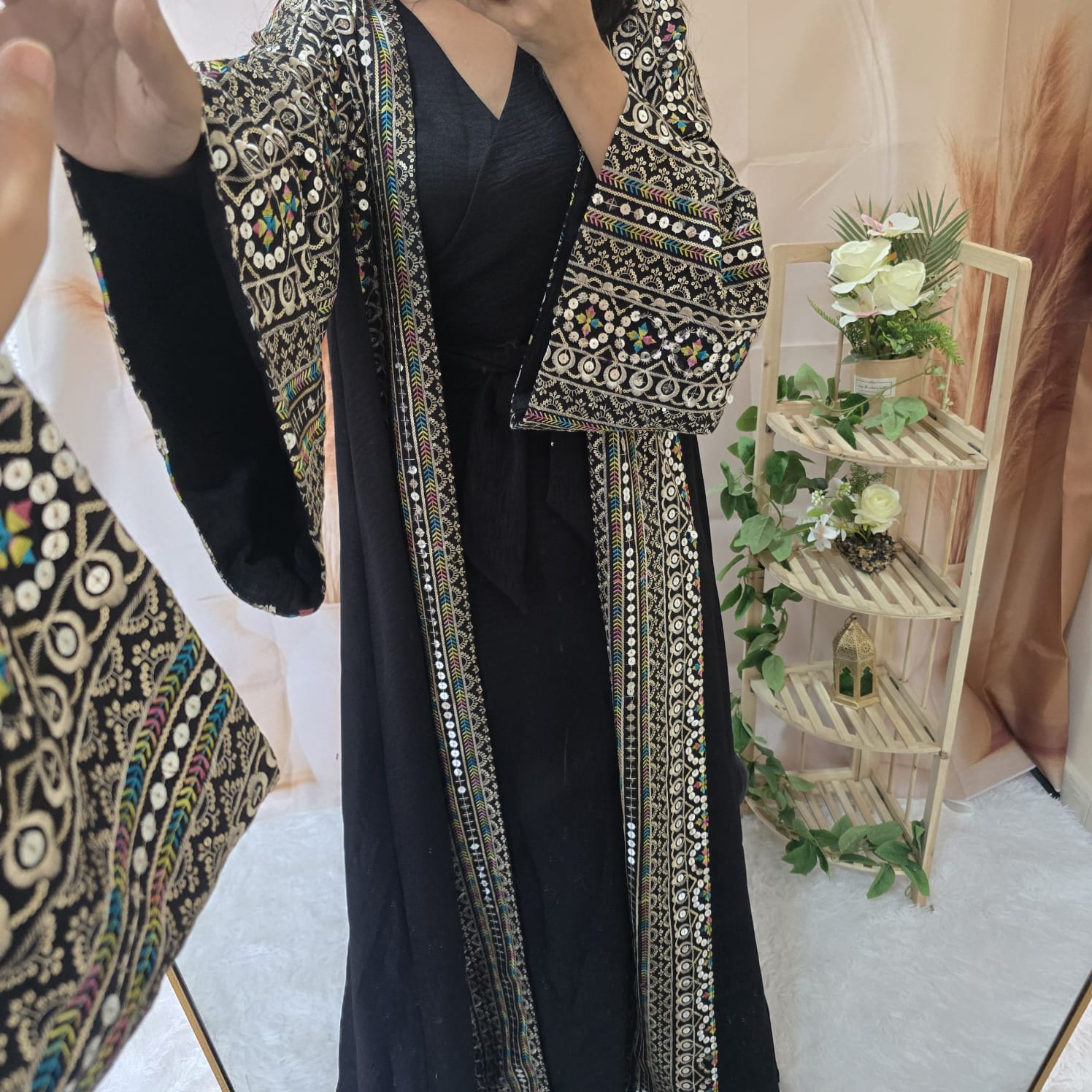 عباية سوداء مطرزة بتطريز تراثي فاخر – أناقة شرقية عصرية