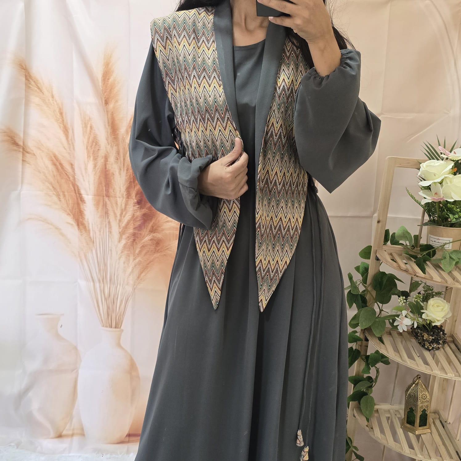 عباية رمادي غامق بشت بزخرفة هندسية – تصميم عصري أنيق للمرأة الراقية