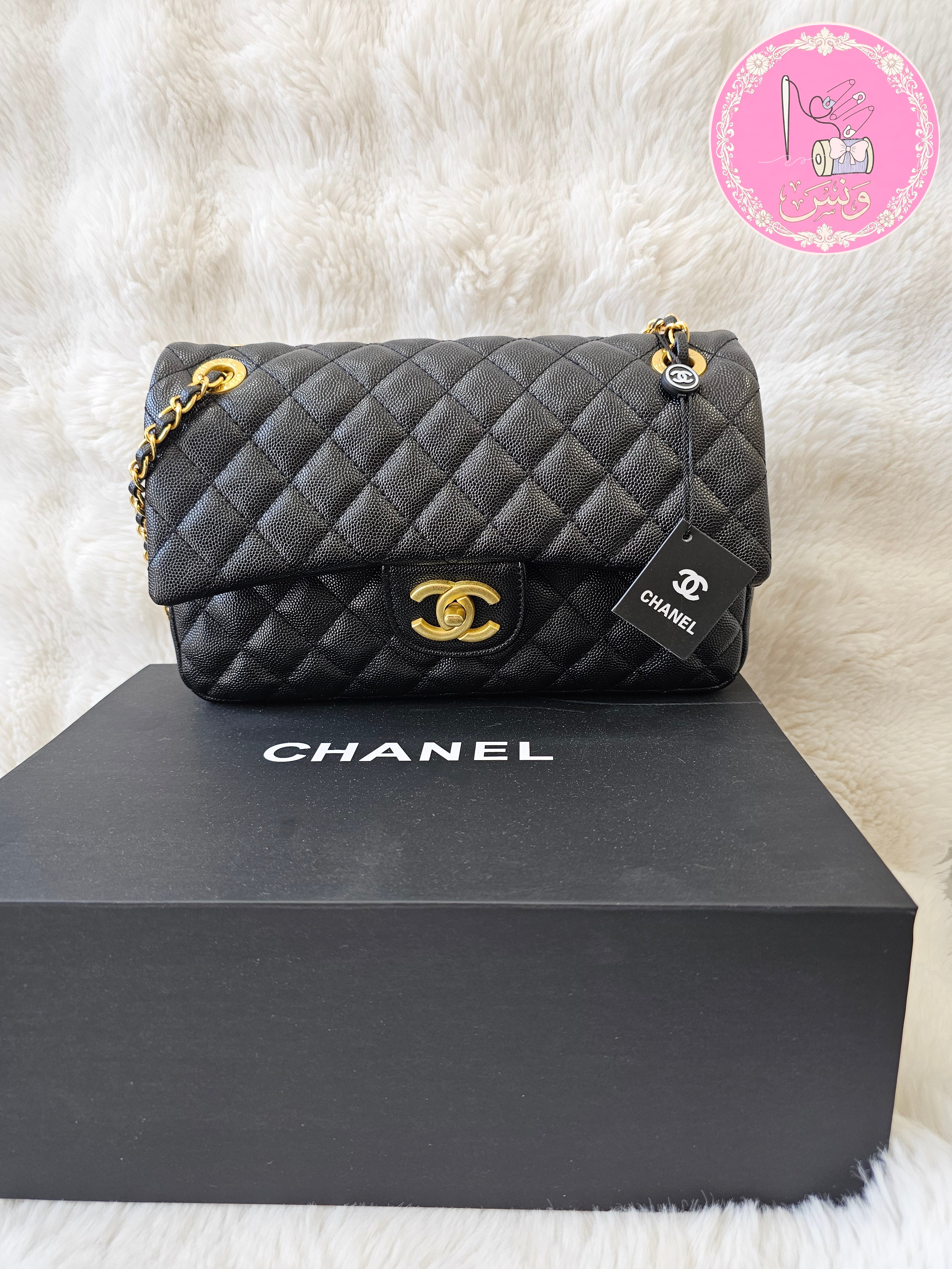 حقيبة كلاسيك بالغطاء - جلد كافيار أسود مع إكسسوارات ذهبية فاخرة
(Chanel Classic Flap Bag - Black Caviar Leather with Gold-Tone Hardware)