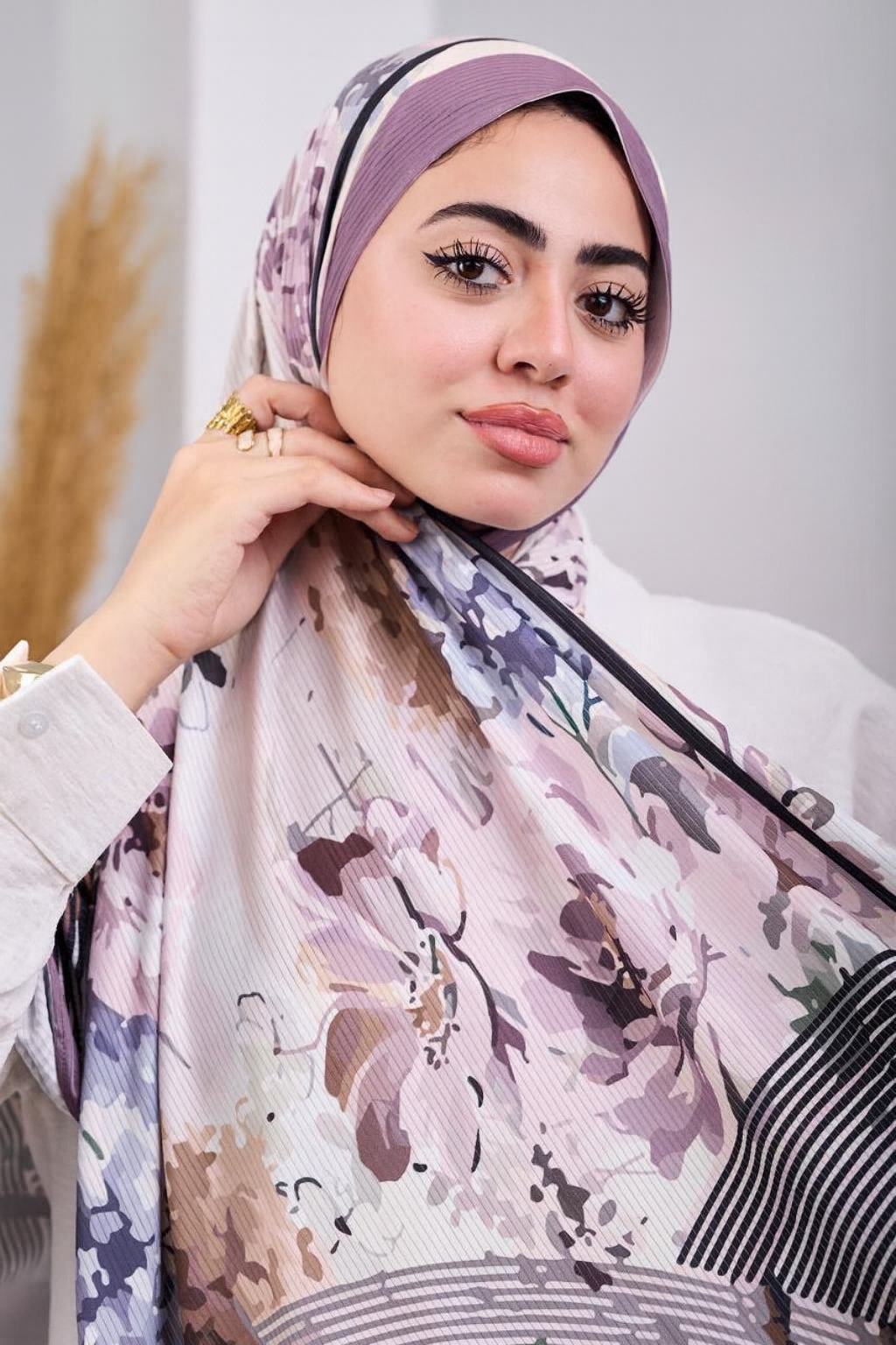 نسّقي الطرحة المشجّرة مع عباءة سادة أو بلوزة بلون موحد لتبرزي جمال النقشة والألوان