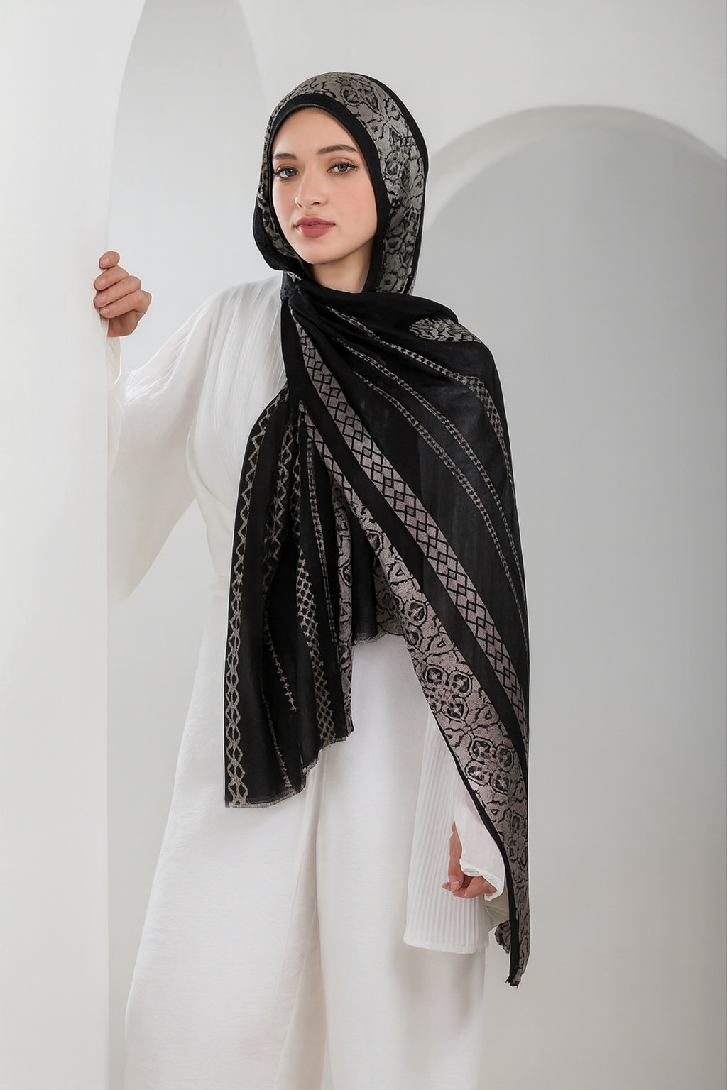 طرحة مشجّرة أنيقة تضيف لمسة ناعمة وراقية لإطلالتك اليومية باللون الاسود