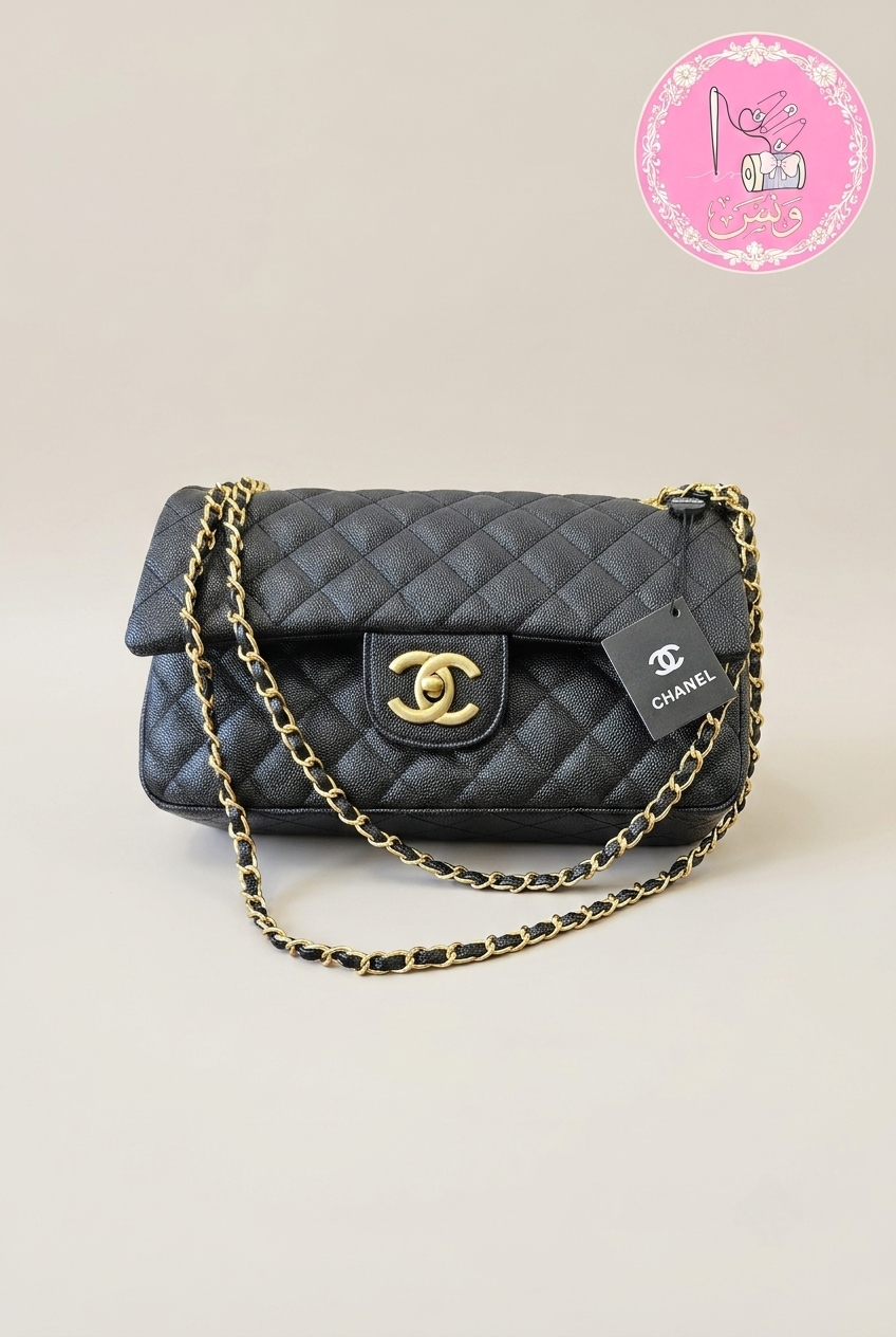 حقيبة كلاسيك بالغطاء - جلد كافيار أسود مع إكسسوارات ذهبية فاخرة
(Chanel Classic Flap Bag - Black Caviar Leather with Gold-Tone Hardware)
