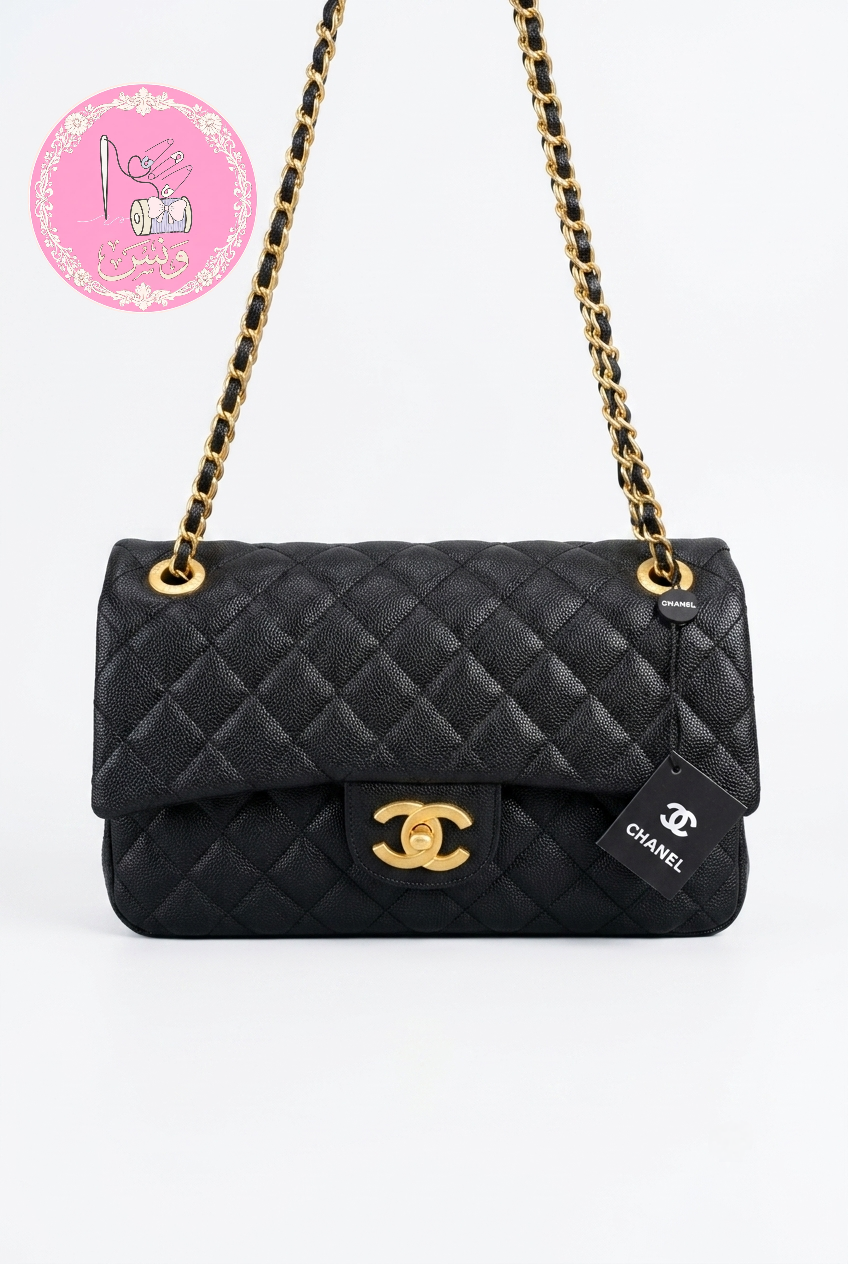 حقيبة كلاسيك بالغطاء - جلد كافيار أسود مع إكسسوارات ذهبية فاخرة
(Chanel Classic Flap Bag - Black Caviar Leather with Gold-Tone Hardware)