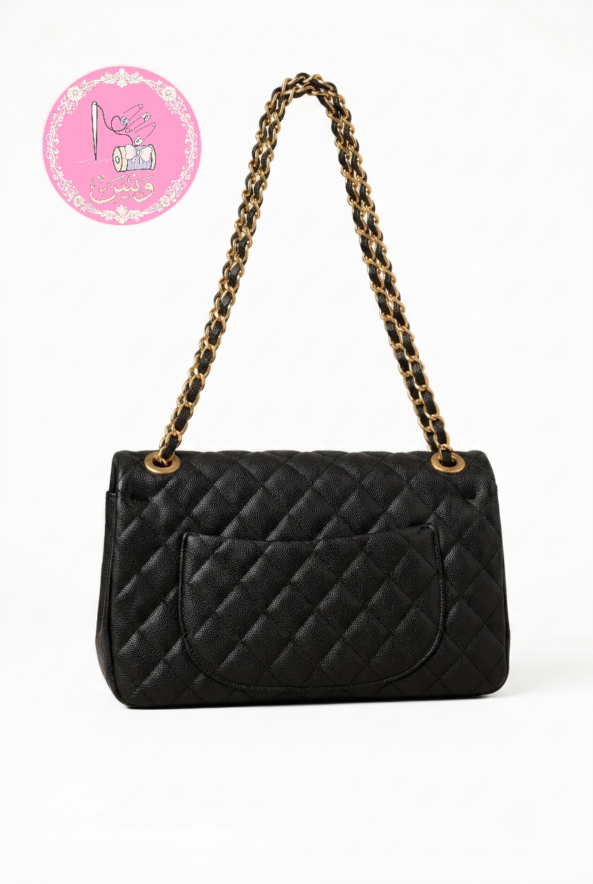 حقيبة كلاسيك بالغطاء - جلد كافيار أسود مع إكسسوارات ذهبية فاخرة
(Chanel Classic Flap Bag - Black Caviar Leather with Gold-Tone Hardware)
