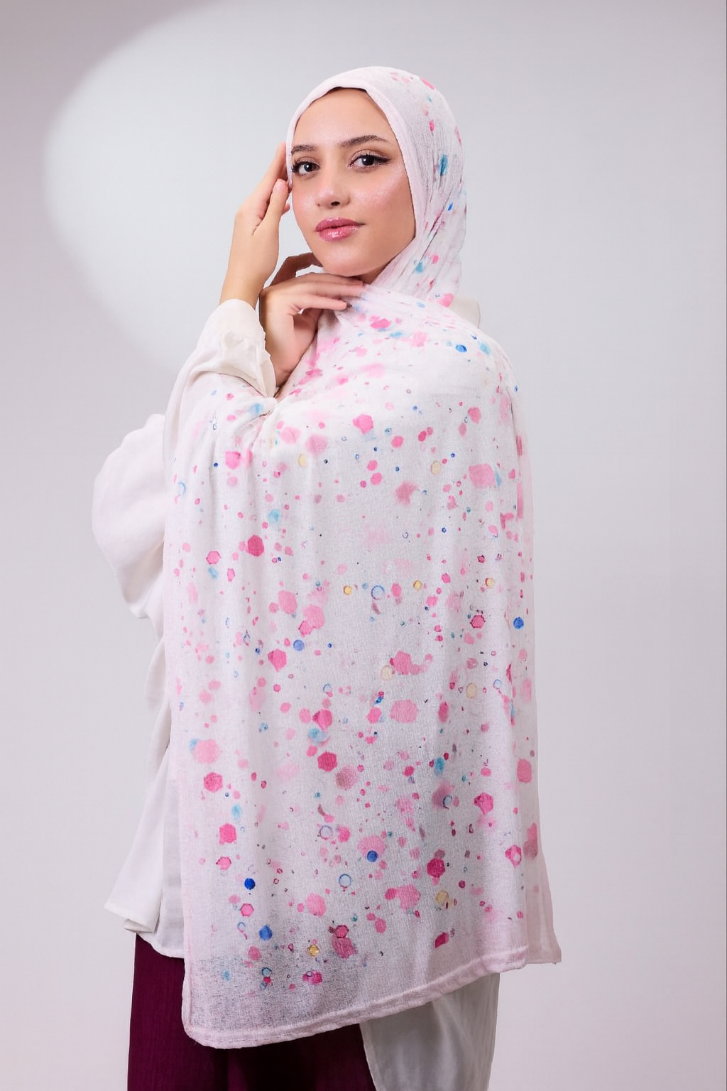 نسّقي الطرحة المشجّرة مع عباءة سادة أو بلوزة بلون موحد لتبرزي جمال النقشة والألوان