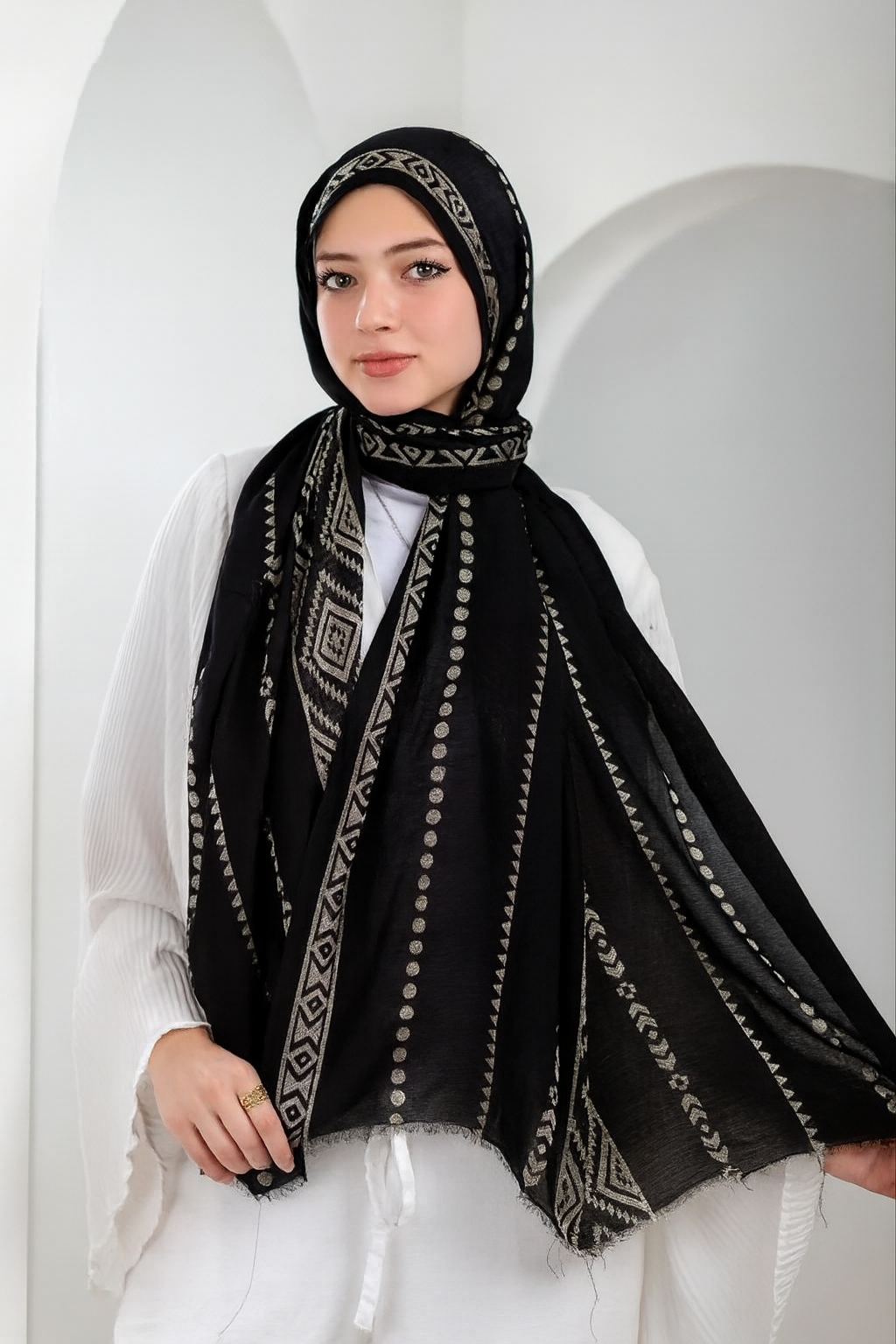 طرحة مشجّرة أنيقة تضيف لمسة ناعمة وراقية لإطلالتك اليومية باللون الاسود