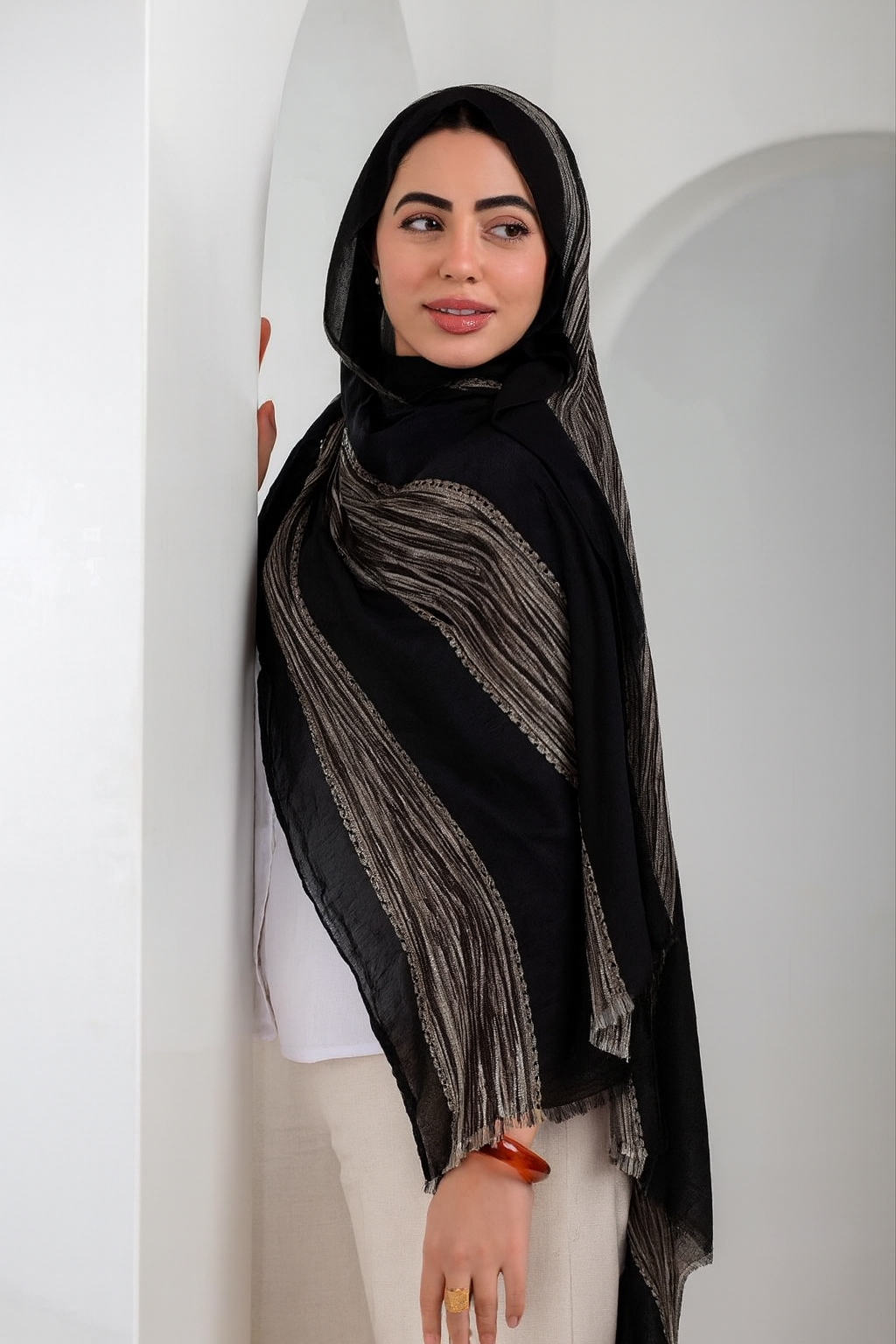 طرحة مشجّرة أنيقة تضيف لمسة ناعمة وراقية لإطلالتك اليومية باللون الاسود