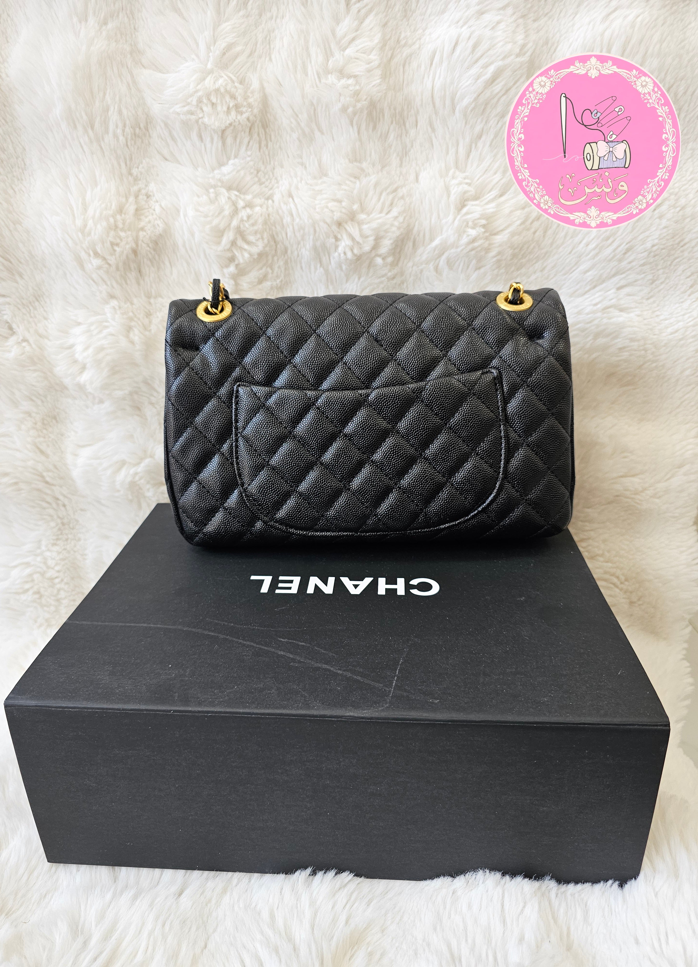 حقيبة كلاسيك بالغطاء - جلد كافيار أسود مع إكسسوارات ذهبية فاخرة
(Chanel Classic Flap Bag - Black Caviar Leather with Gold-Tone Hardware)