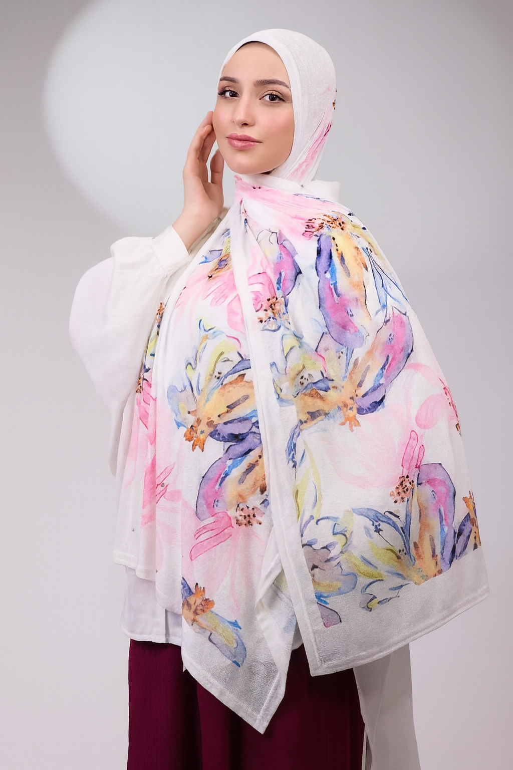 نسّقي الطرحة المشجّرة مع عباءة سادة أو بلوزة بلون موحد لتبرزي جمال النقشة والألوان