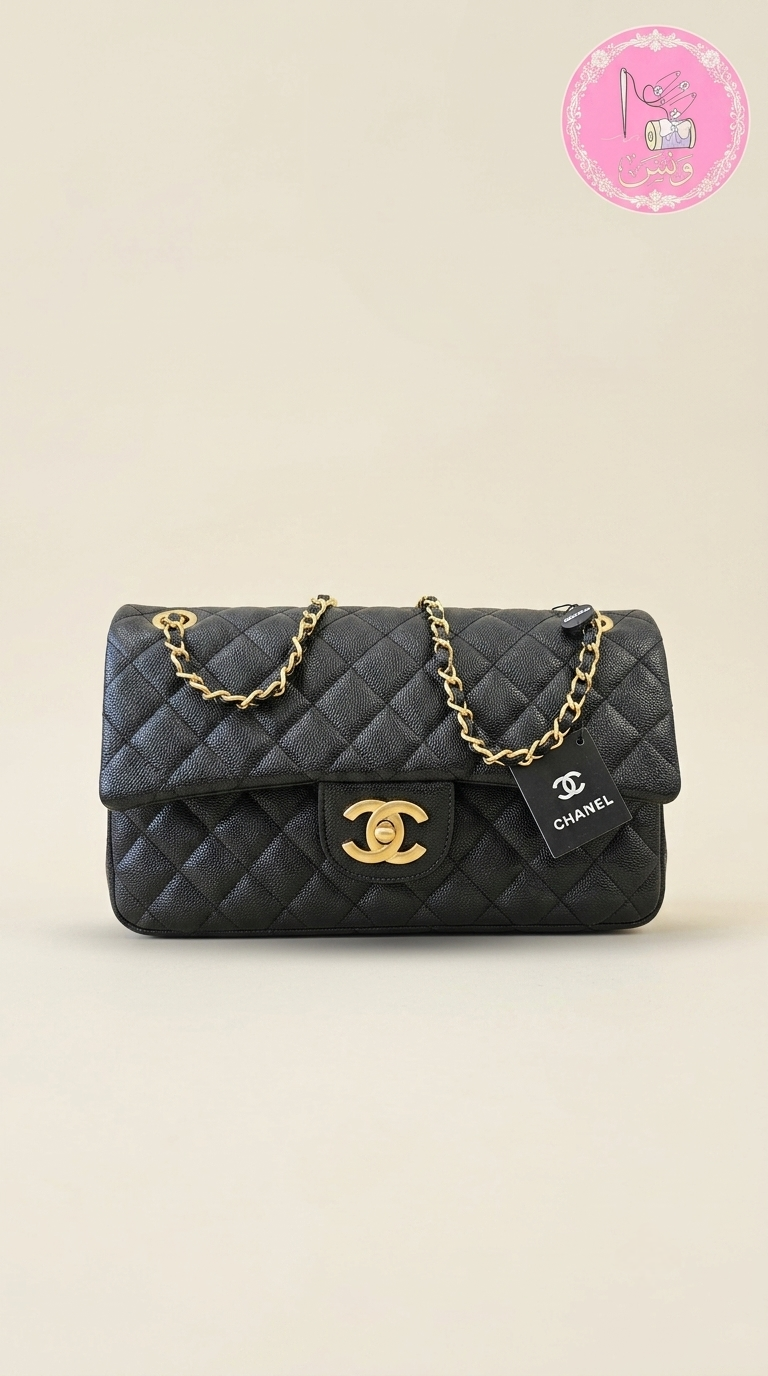 حقيبة كلاسيك بالغطاء - جلد كافيار أسود مع إكسسوارات ذهبية فاخرة
(Chanel Classic Flap Bag - Black Caviar Leather with Gold-Tone Hardware)