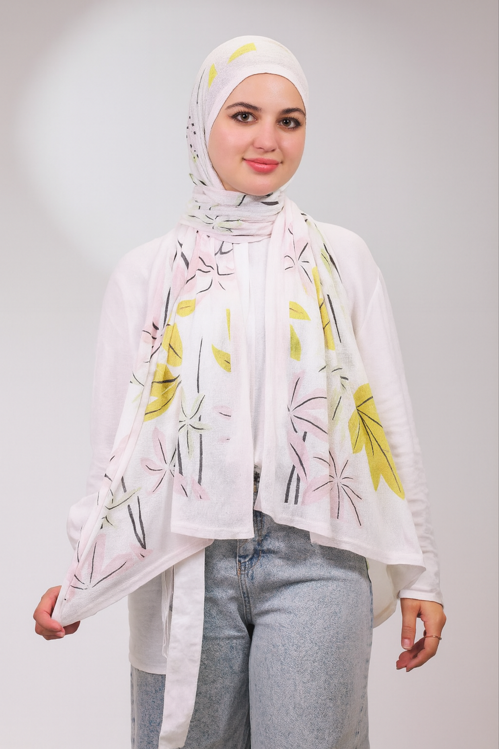 نسّقي الطرحة المشجّرة مع عباءة سادة أو بلوزة بلون موحد لتبرزي جمال النقشة والألوان