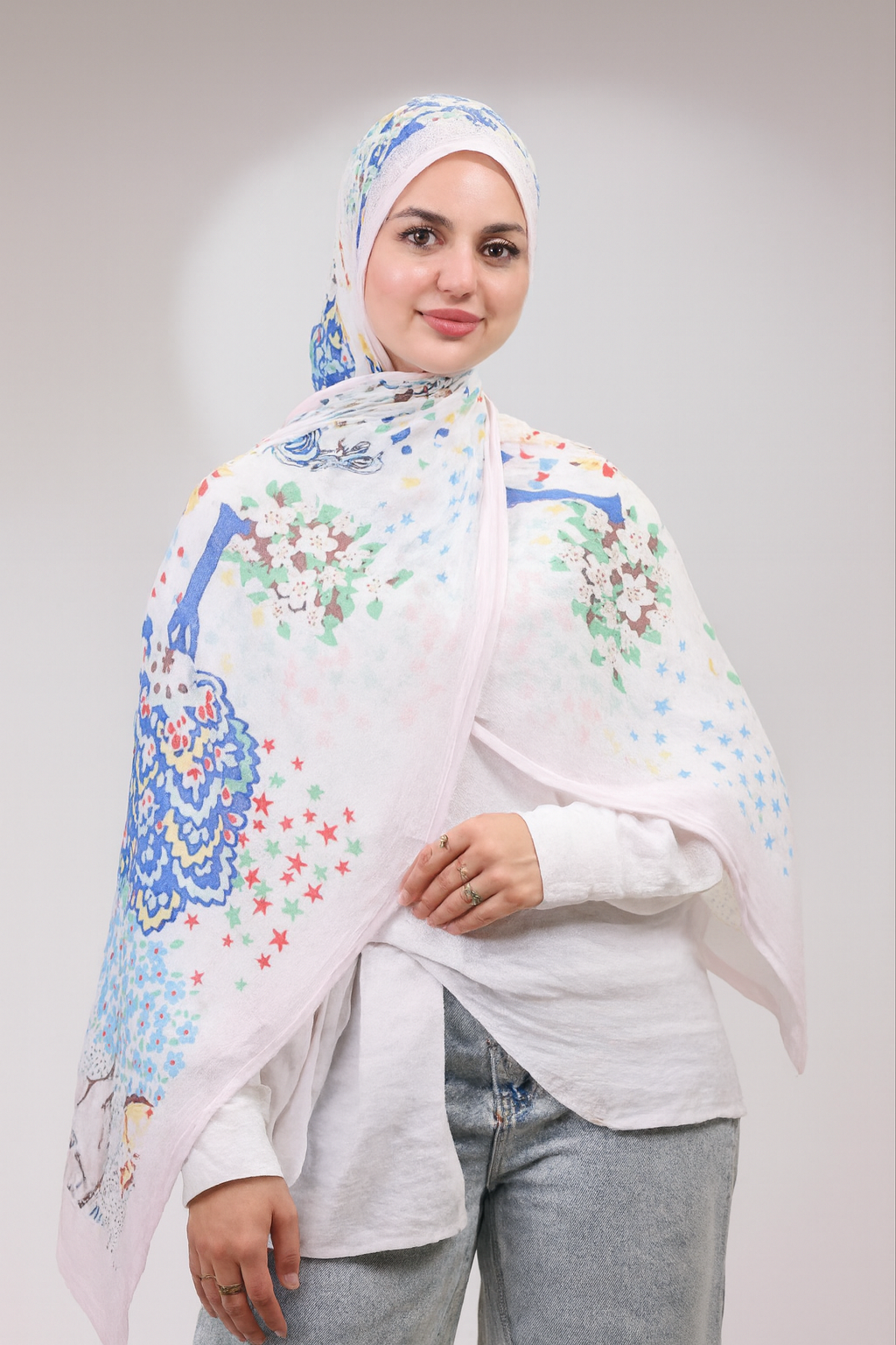 نسّقي الطرحة المشجّرة مع عباءة سادة أو بلوزة بلون موحد لتبرزي جمال النقشة والألوان