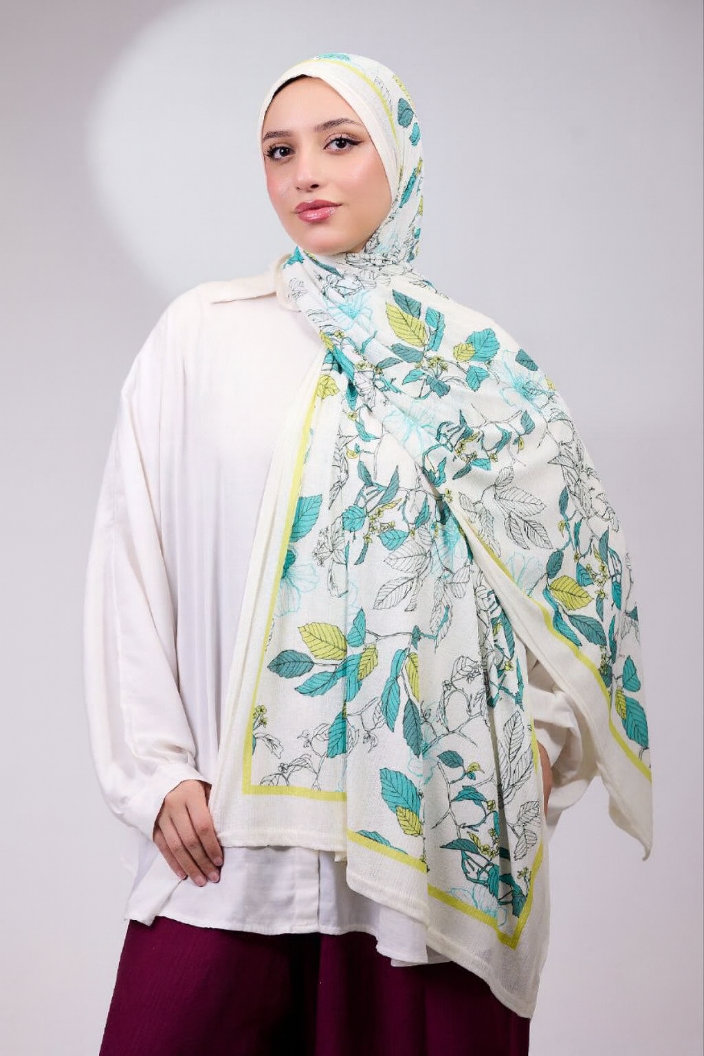 نسّقي الطرحة المشجّرة مع عباءة سادة أو بلوزة بلون موحد لتبرزي جمال النقشة والألوان