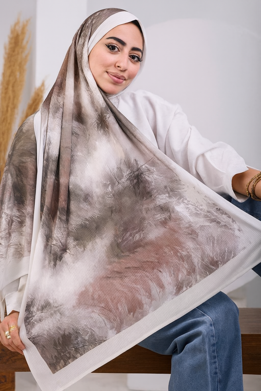 نسّقي الطرحة المشجّرة مع عباءة سادة أو بلوزة بلون موحد لتبرزي جمال النقشة والألوان