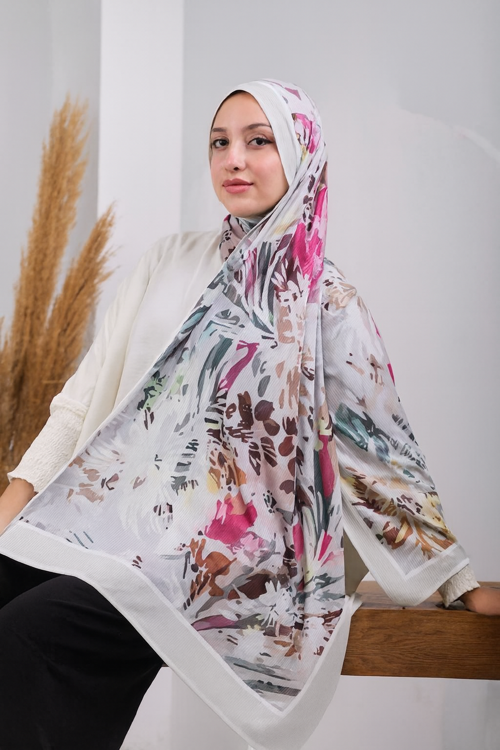 نسّقي الطرحة المشجّرة مع عباءة سادة أو بلوزة بلون موحد لتبرزي جمال النقشة والألوان