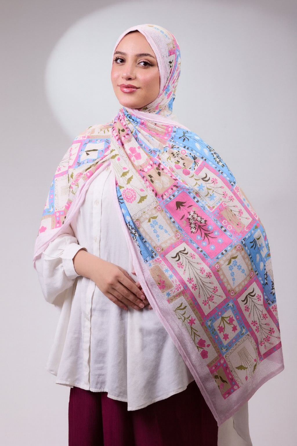 نسّقي الطرحة المشجّرة مع عباءة سادة أو بلوزة بلون موحد لتبرزي جمال النقشة والألوان