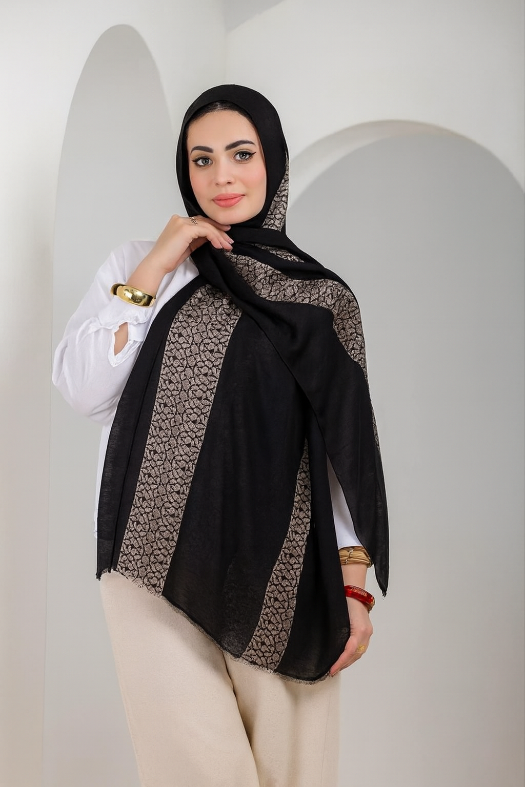 طرحة مشجّرة أنيقة تضيف لمسة ناعمة وراقية لإطلالتك اليومية باللون الاسود