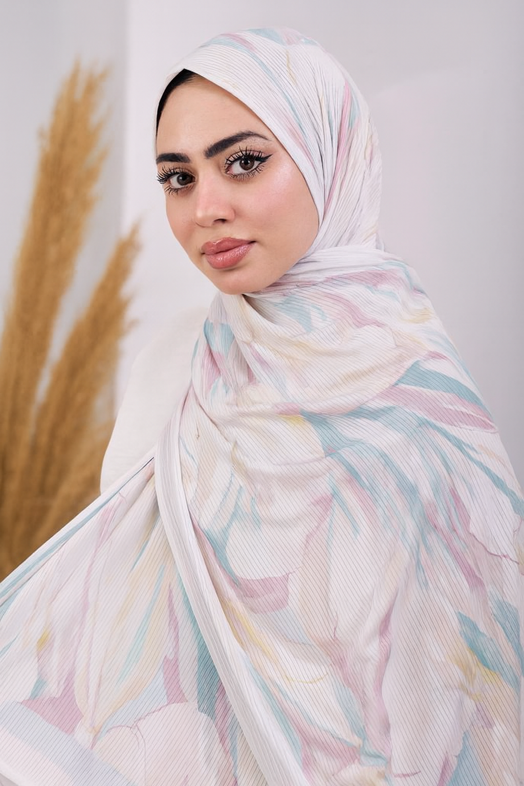 نسّقي الطرحة المشجّرة مع عباءة سادة أو بلوزة بلون موحد لتبرزي جمال النقشة والألوان