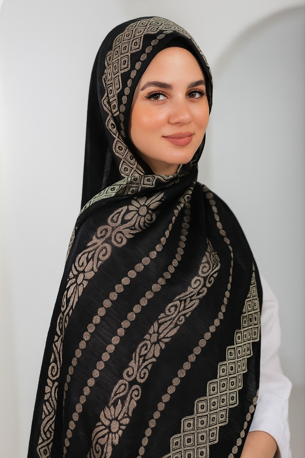 طرحة مشجّرة أنيقة تضيف لمسة ناعمة وراقية لإطلالتك اليومية باللون الاسود