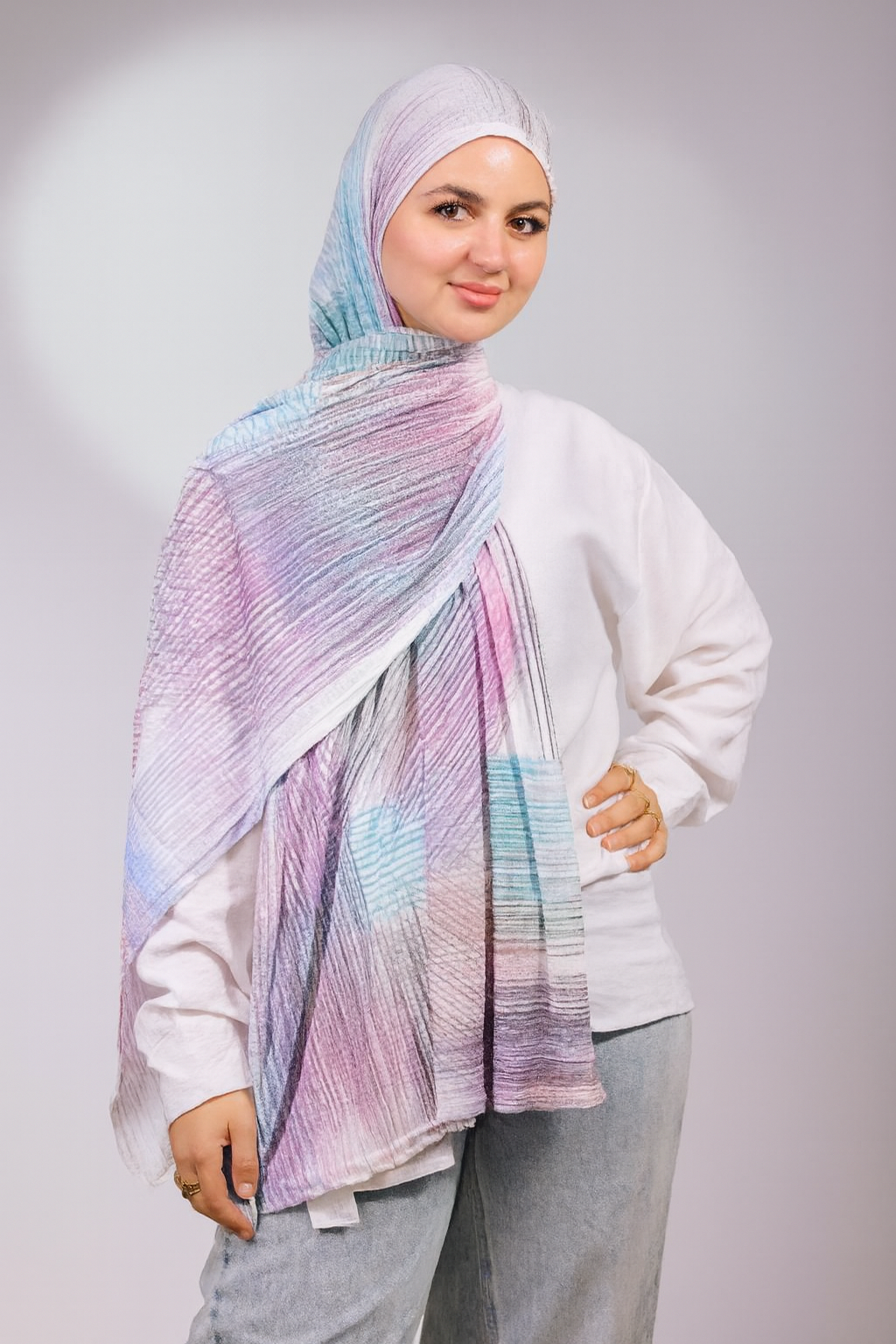 نسّقي الطرحة المشجّرة مع عباءة سادة أو بلوزة بلون موحد لتبرزي جمال النقشة والألوان