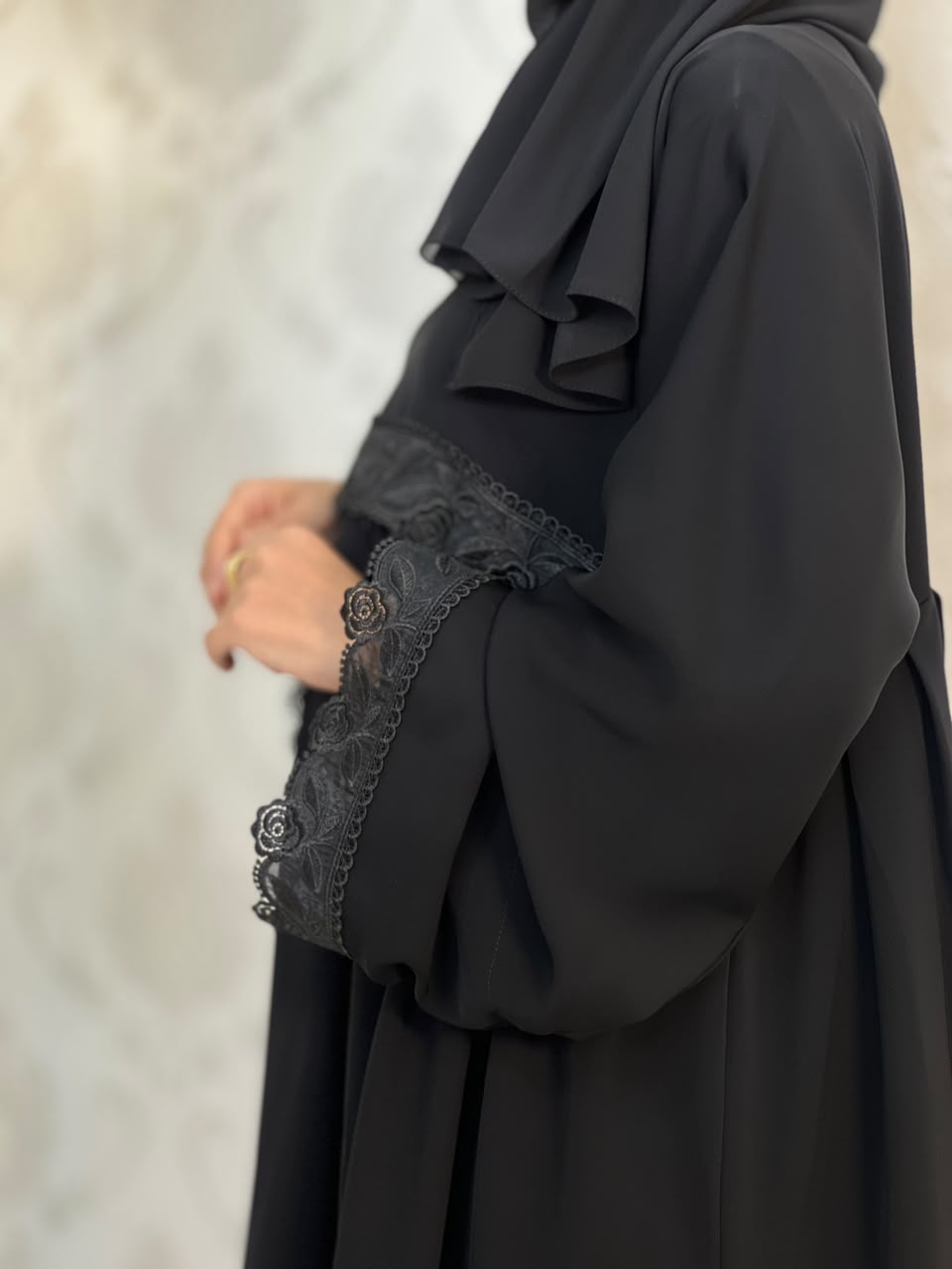 طقم العمرة  فاخر مطرز بالدانتيل – خامة ناعمة وقَصّة واسعة ومريحة