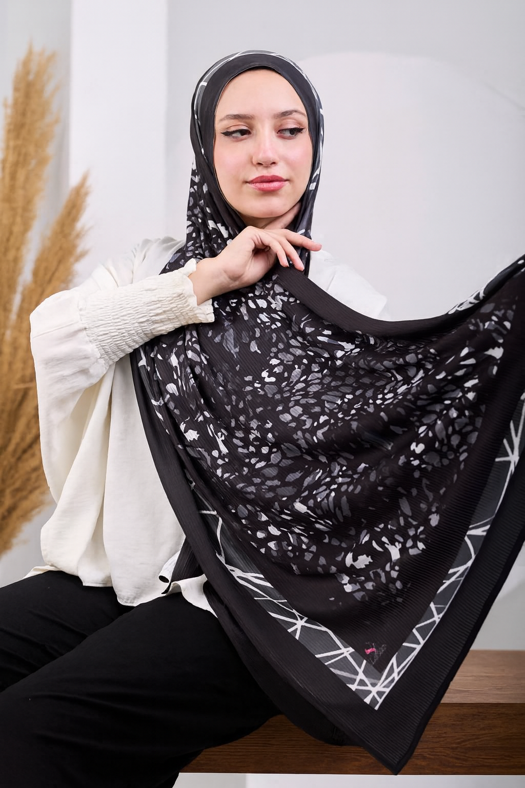 نسّقي الطرحة المشجّرة مع عباءة سادة أو بلوزة بلون موحد لتبرزي جمال النقشة والألوان